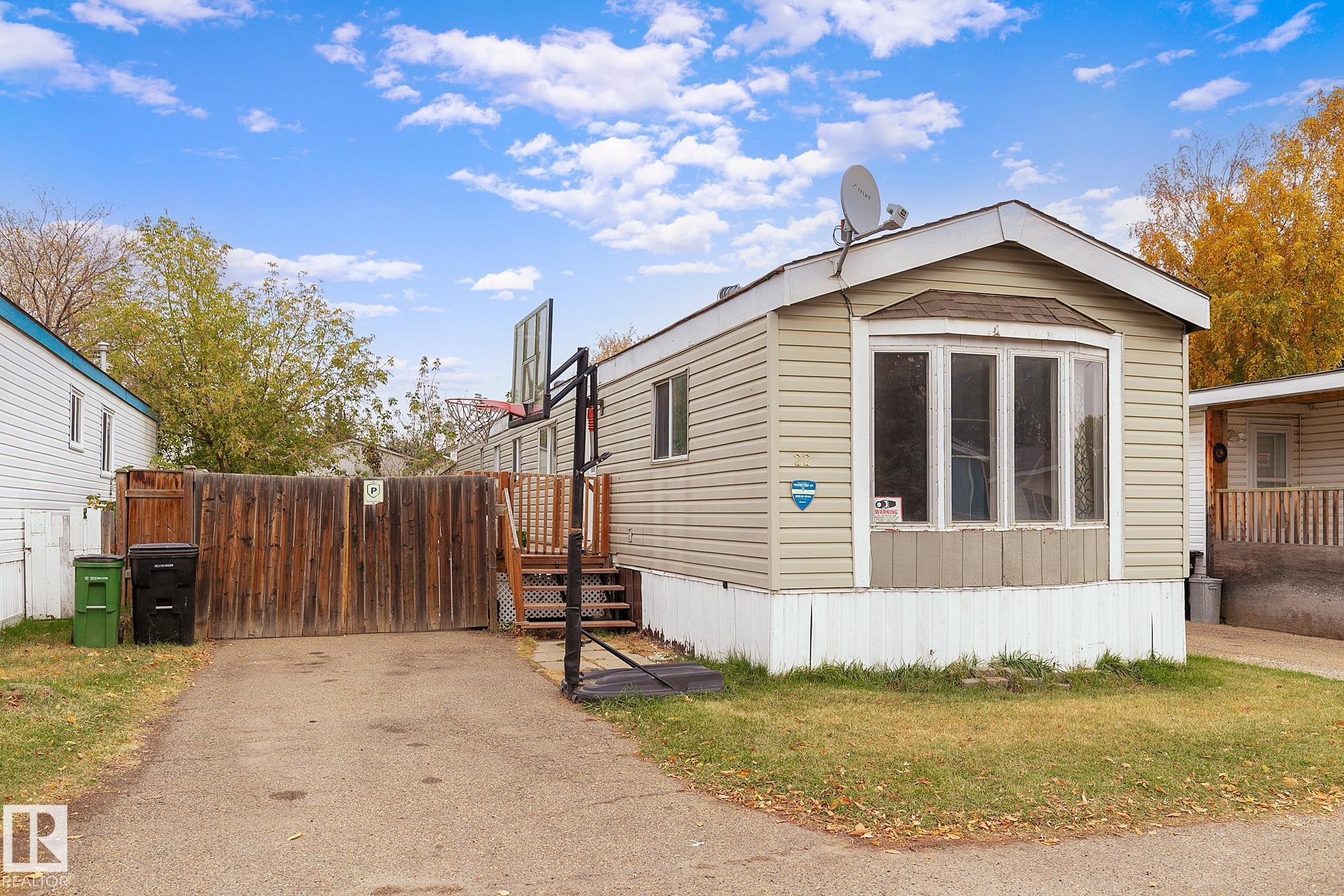 22 W View Bv Blvd NW, Edmonton, AB T5S 1T5