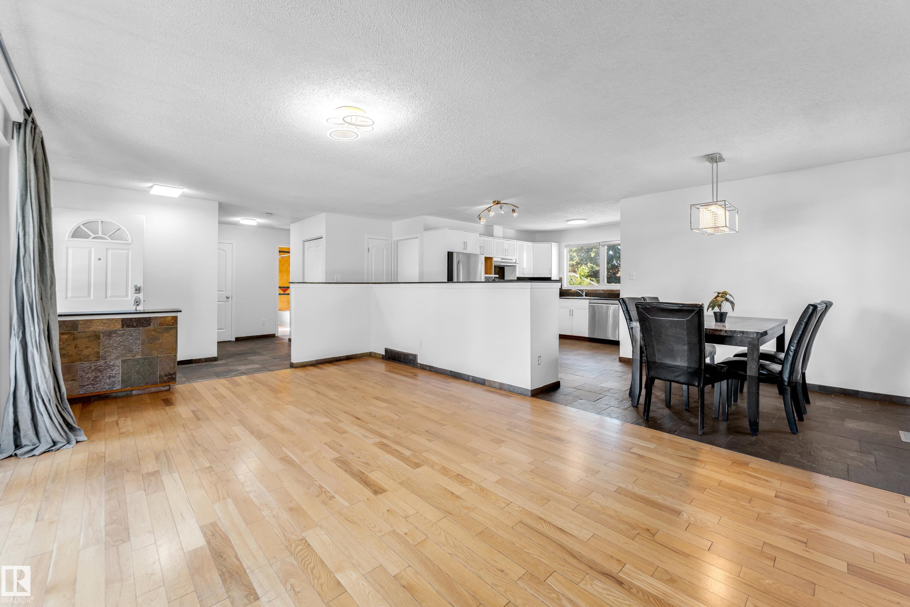 86 St Nw Unit 4240 St, Edmonton, AB T6K 1C4