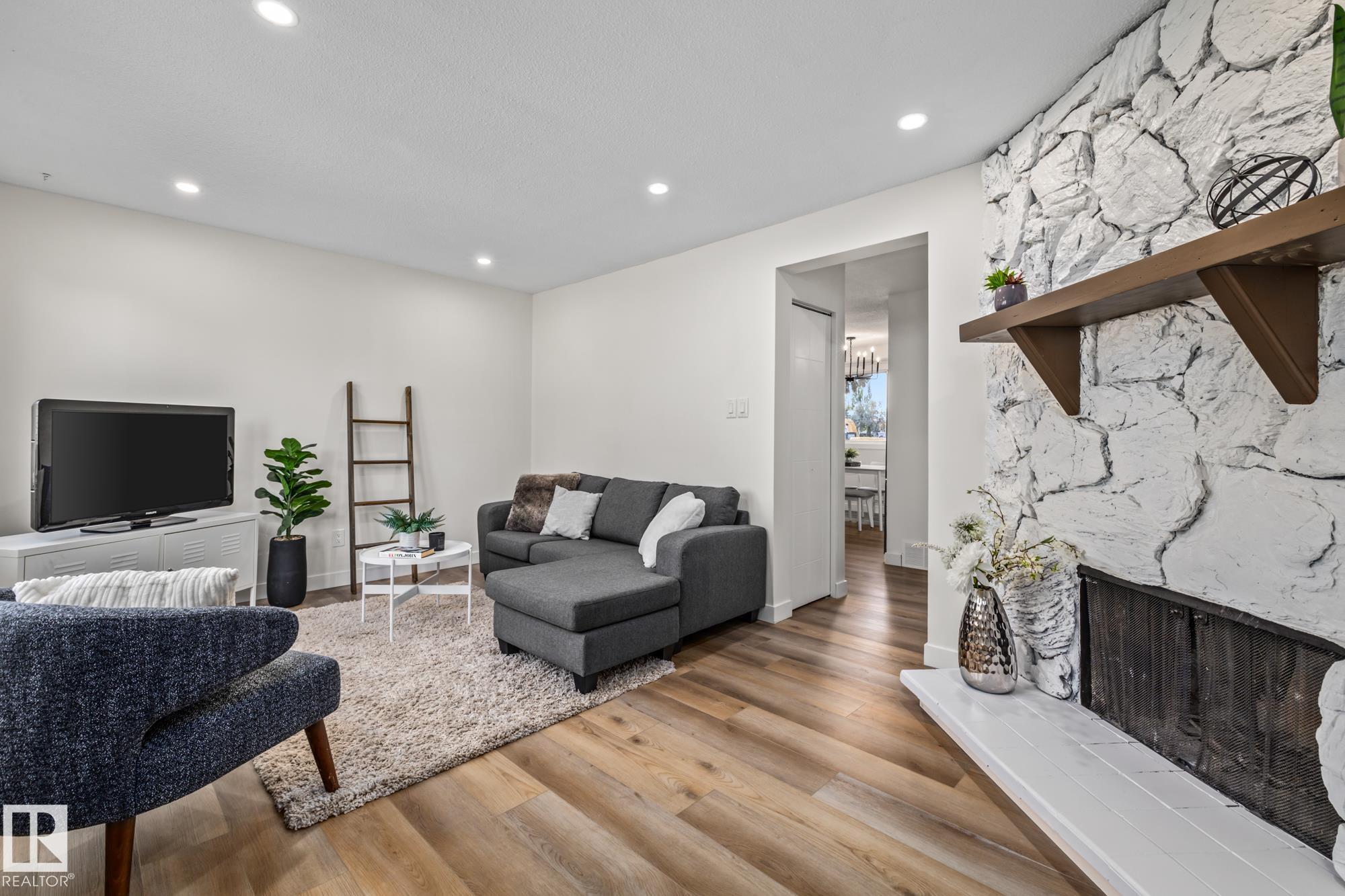 1159 Hooke Rd NW, Edmonton, AB T5A 4A5