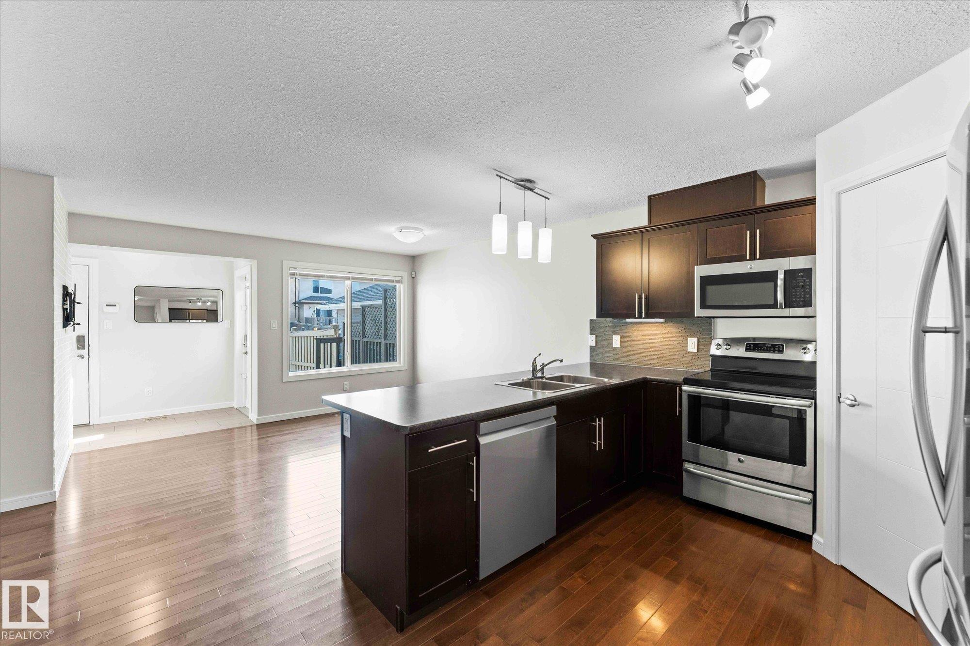 527 Chappelle Dr SW, Edmonton, AB T6W 2B4