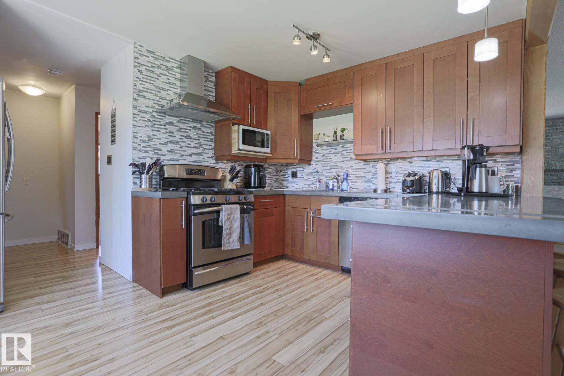 105 St Nw Unit 3520 St #b, Edmonton, AB T6J 2L1