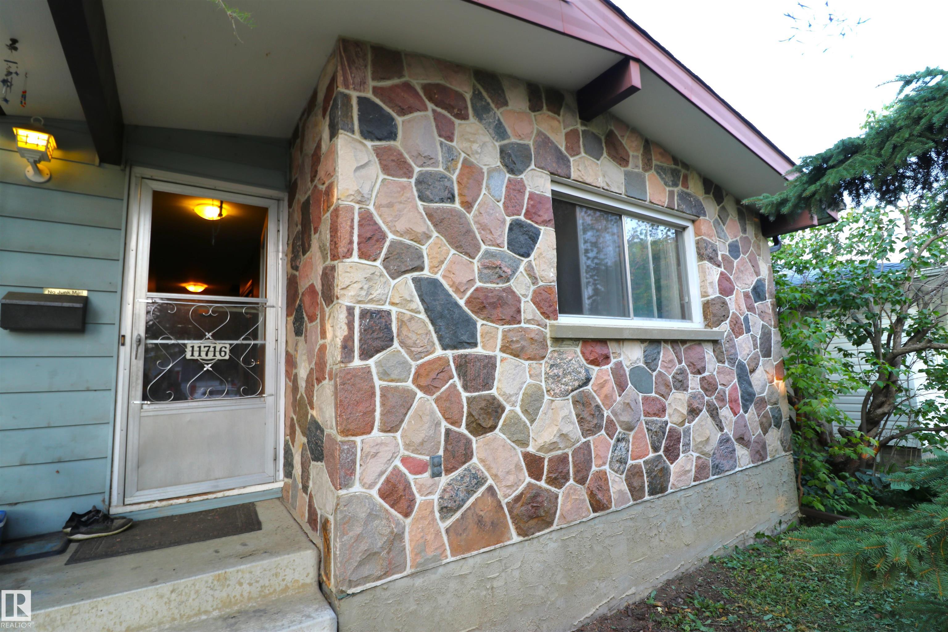 42 Av Nw Unit 11716 Ave, Edmonton, AB T6M 1A7