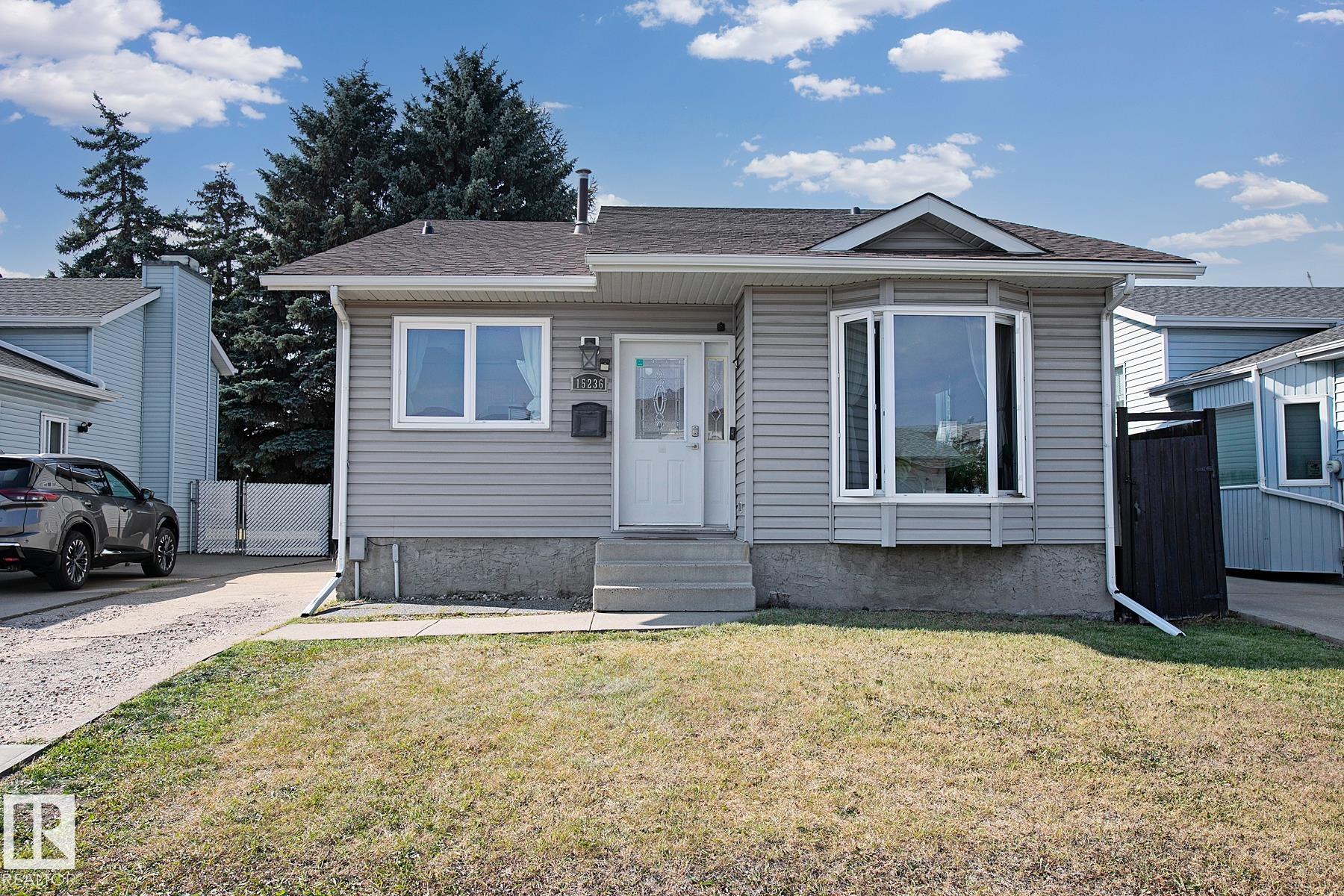 81 St Nw Unit 15236 St, Edmonton, AB T5C 3M1