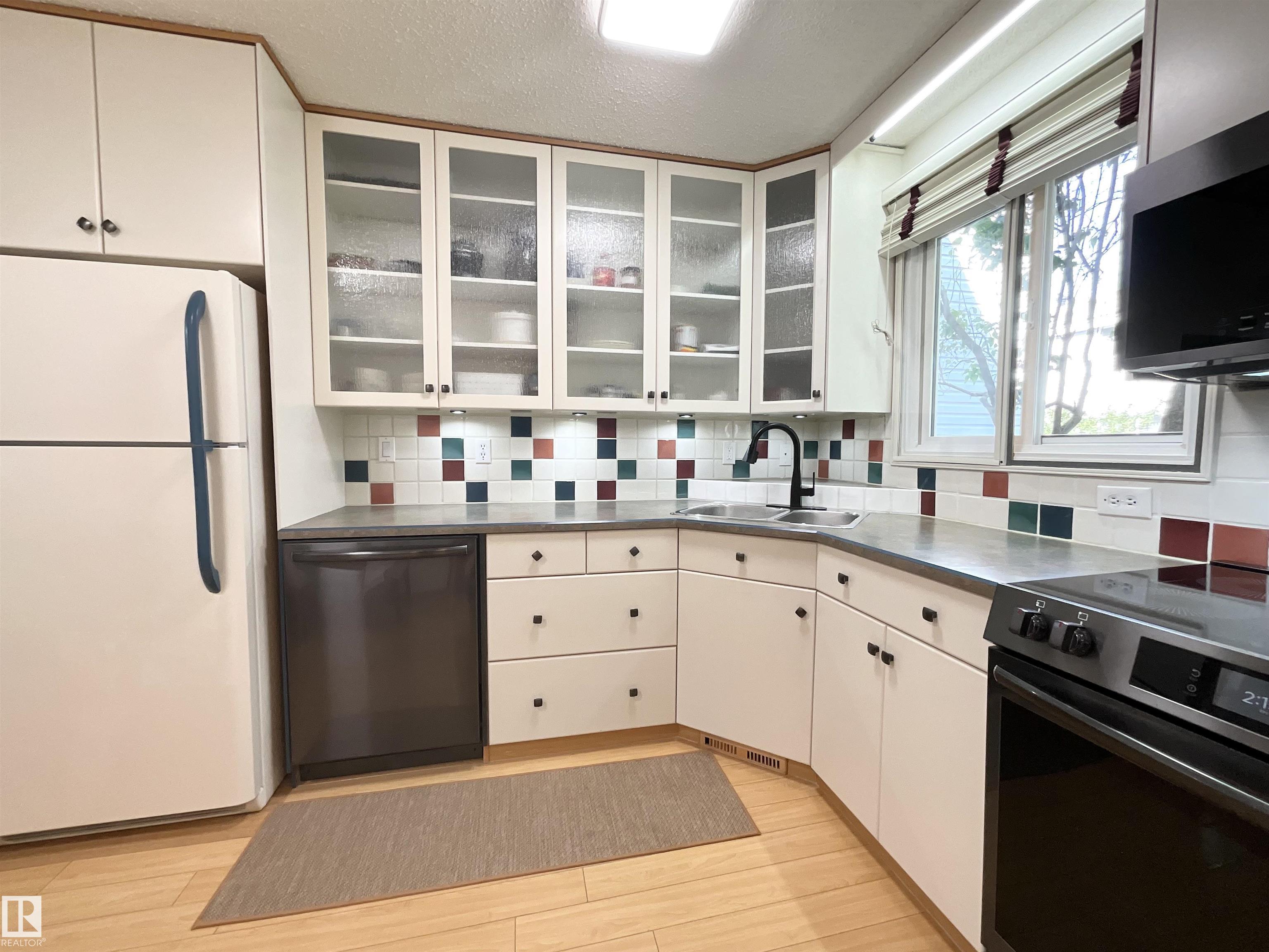9 Mcleod Pl NW, Edmonton, AB T5A 3A8