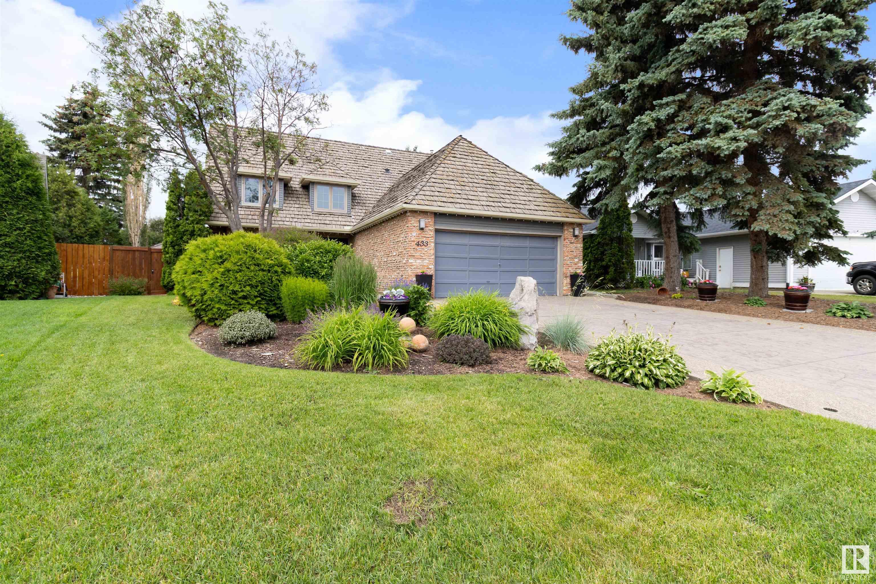 433 Village Dr, Sherwood Park, AB T8A 4K1