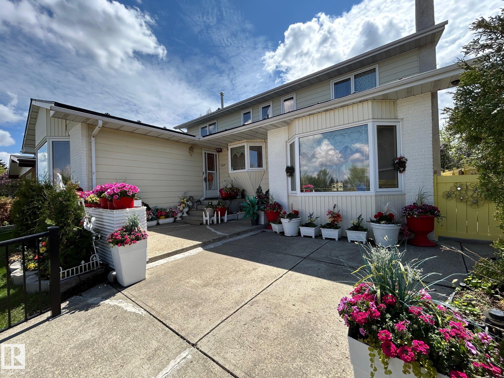 40 Av Nw Unit 11539 Ave, Edmonton, AB T6J 0R7