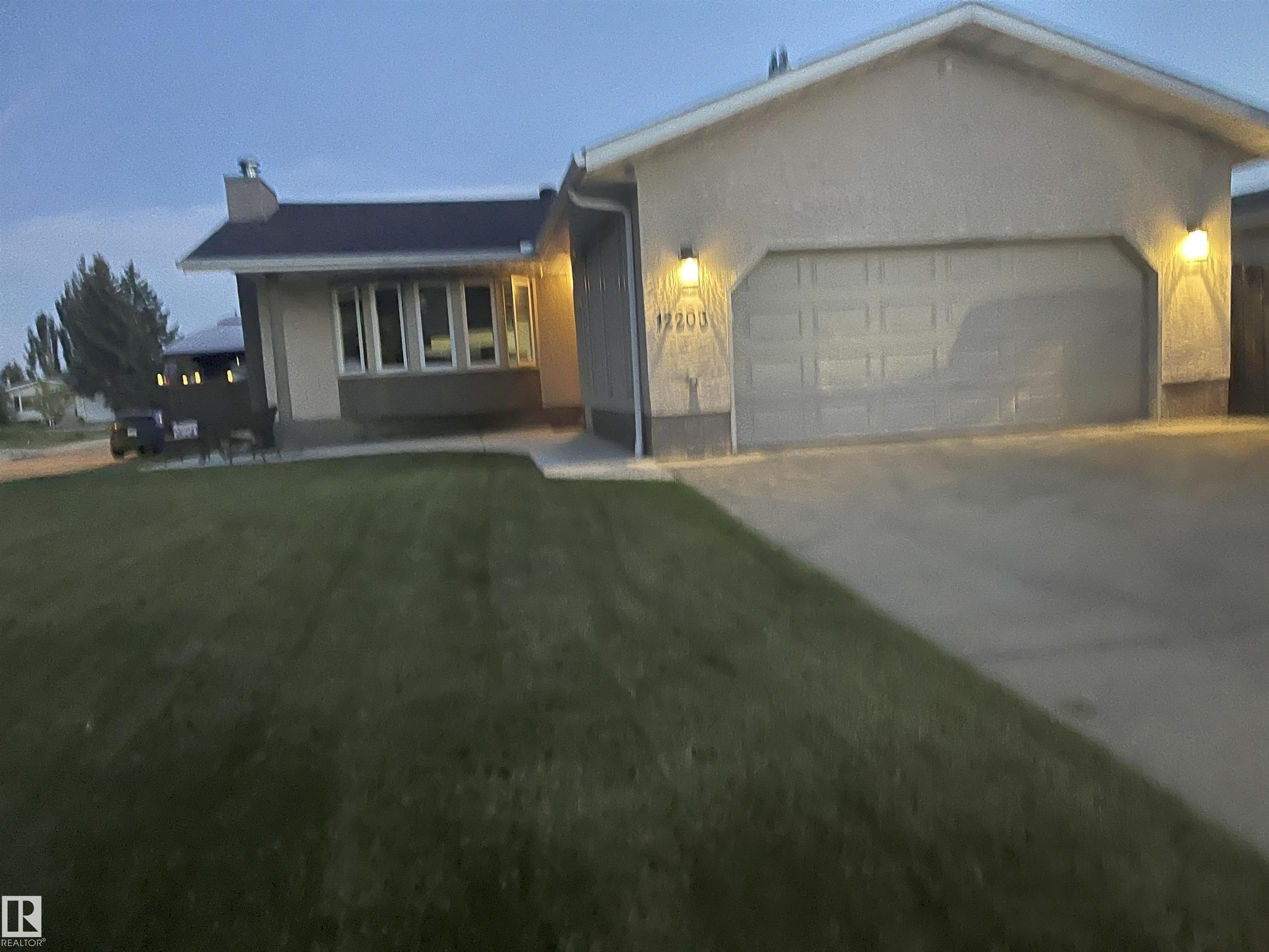 147 Av Nw Unit 12203 Ave, Edmonton, AB T5X 1V4