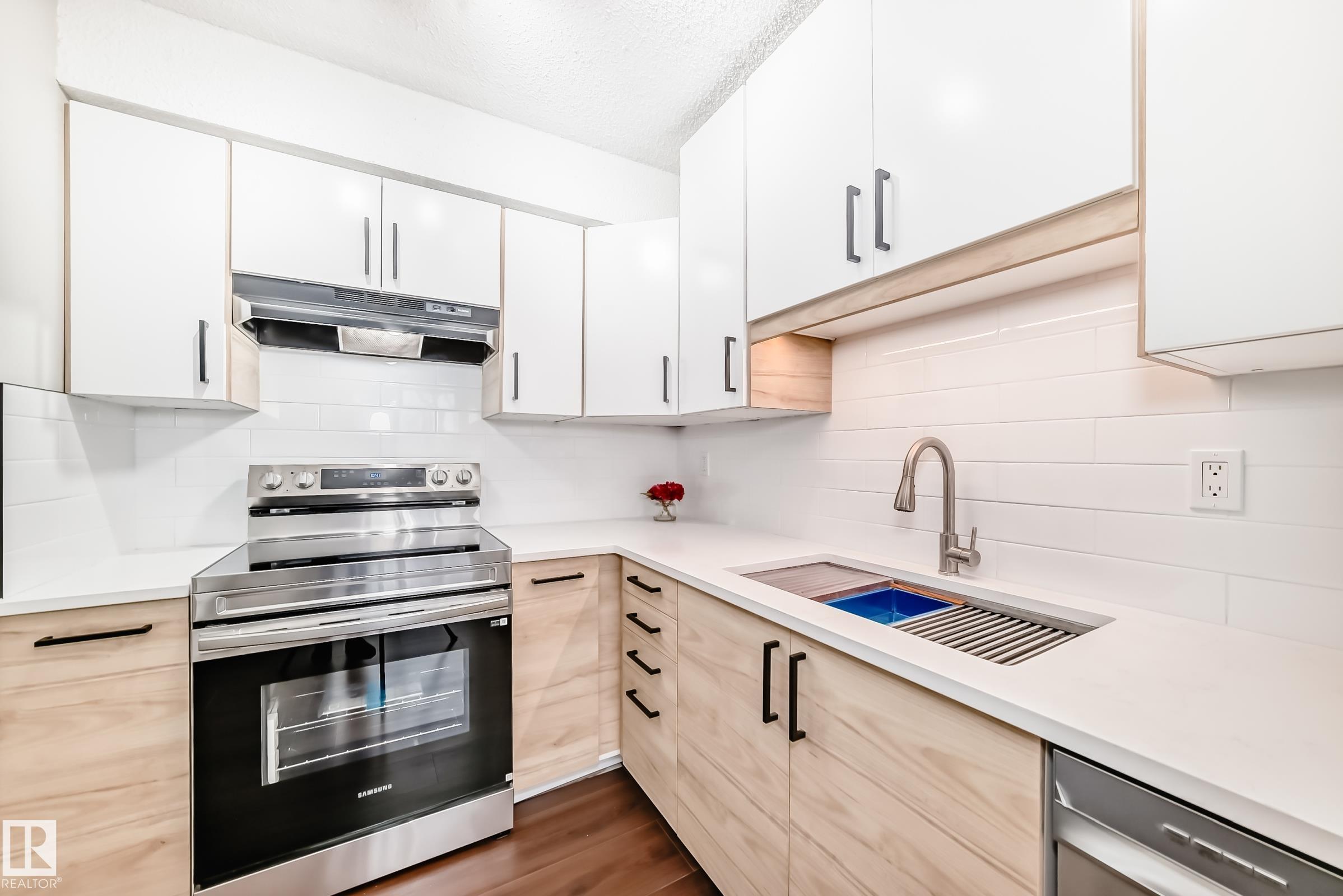 1189 Hooke Rd NW, Edmonton, AB T5A 4A5