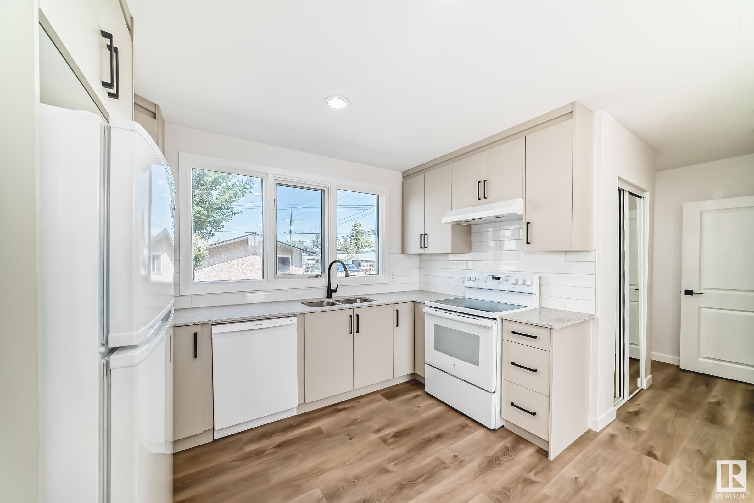 132 Av Nw Unit 10820 Ave, Edmonton, AB T5E 0Z6