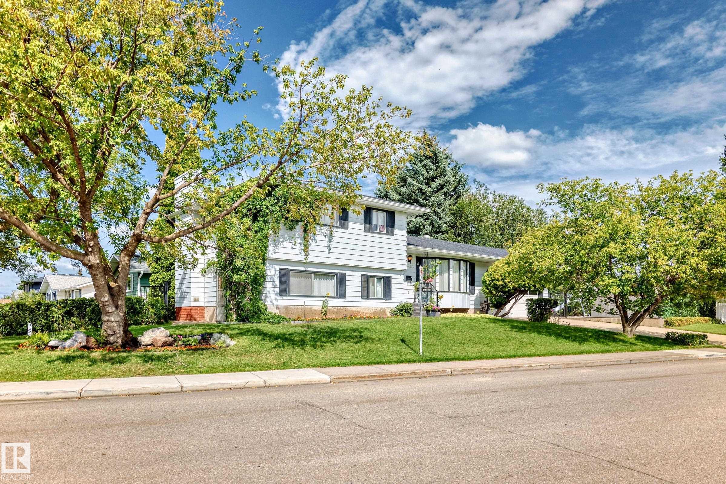 1005 Strathcona Dr, Sherwood Park, AB T8A 3L5