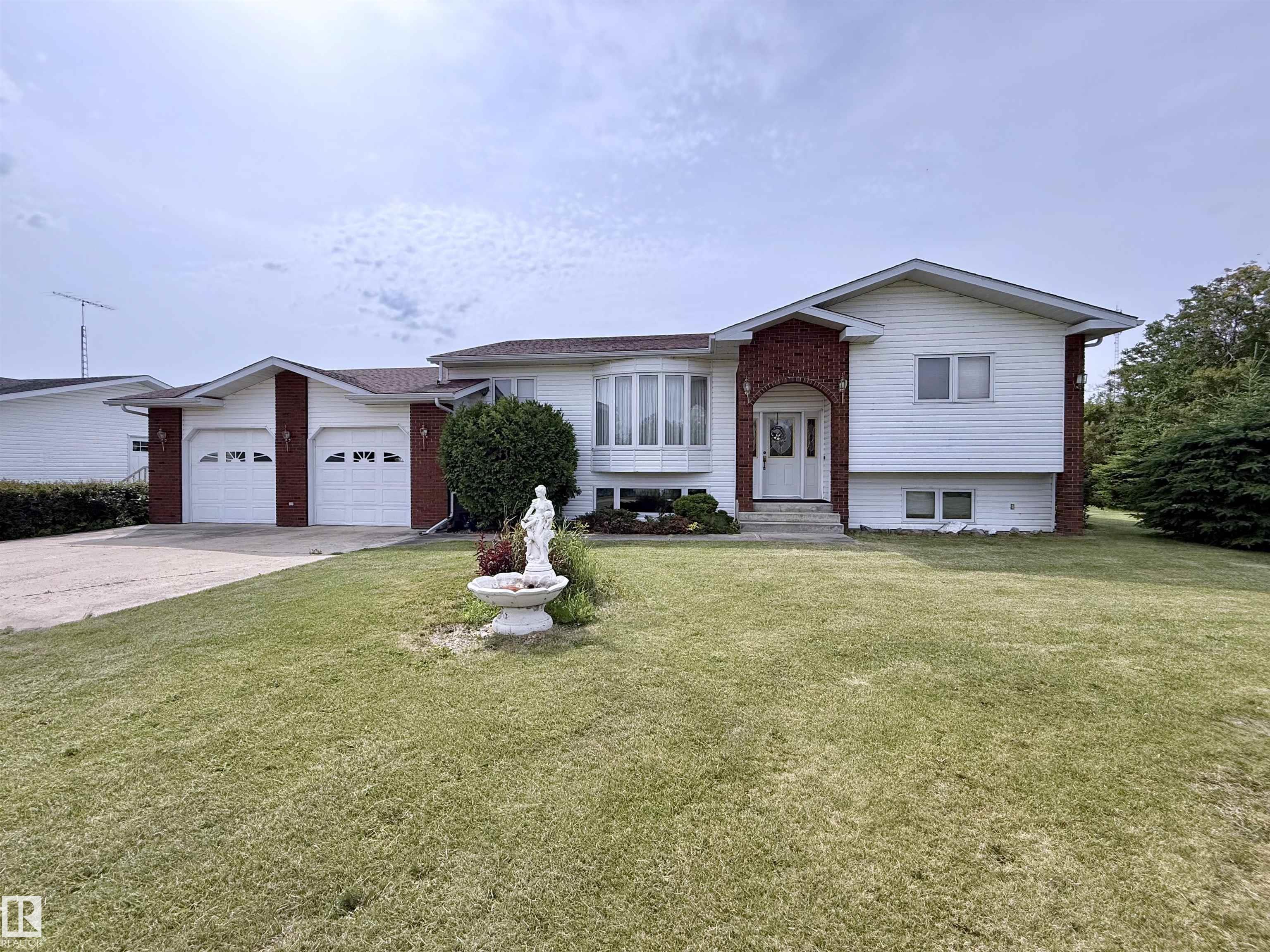 3711 Railway Ave, Mallaig, AB T0A 2K0