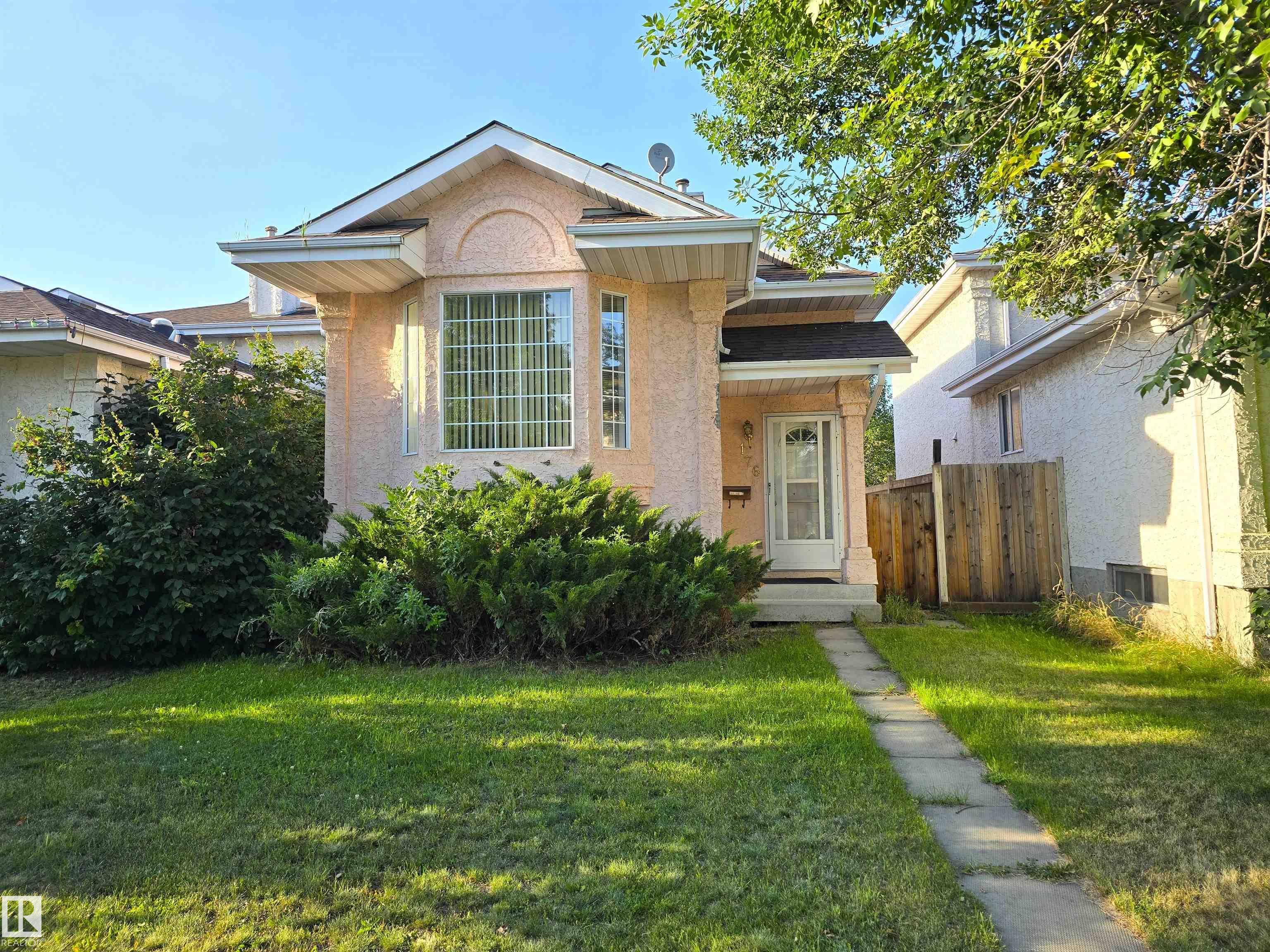 176 River Pt NW, Edmonton, AB T5A 4Y5