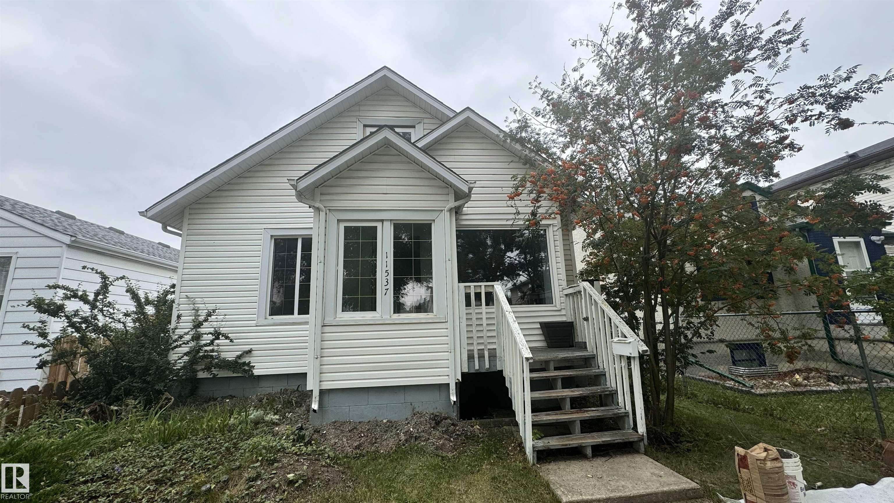 81 St Nw Unit 11537 St, Edmonton, AB T5B 2R9