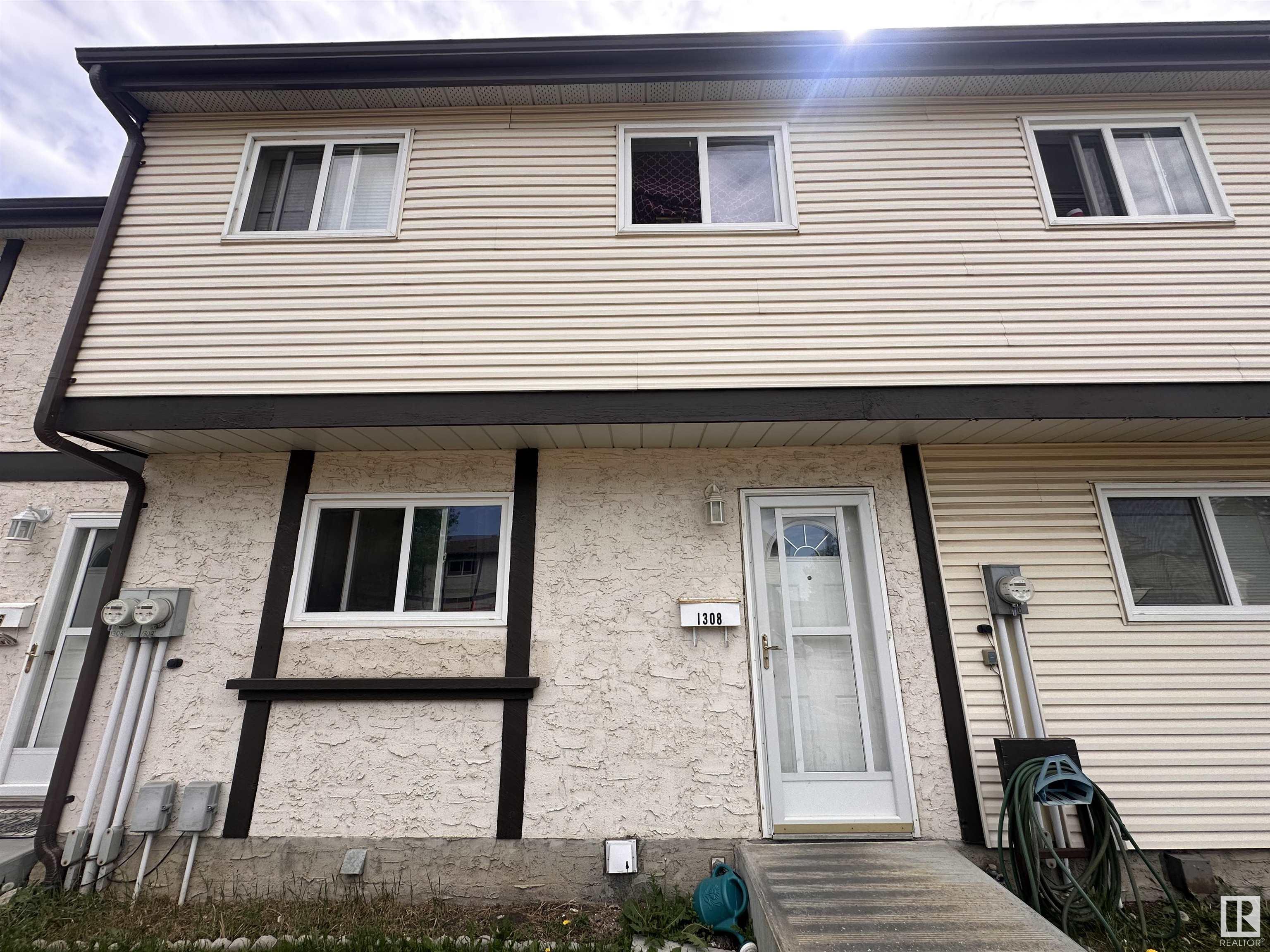 1308 Lakewood W NW, Edmonton, AB T6K 3P2
