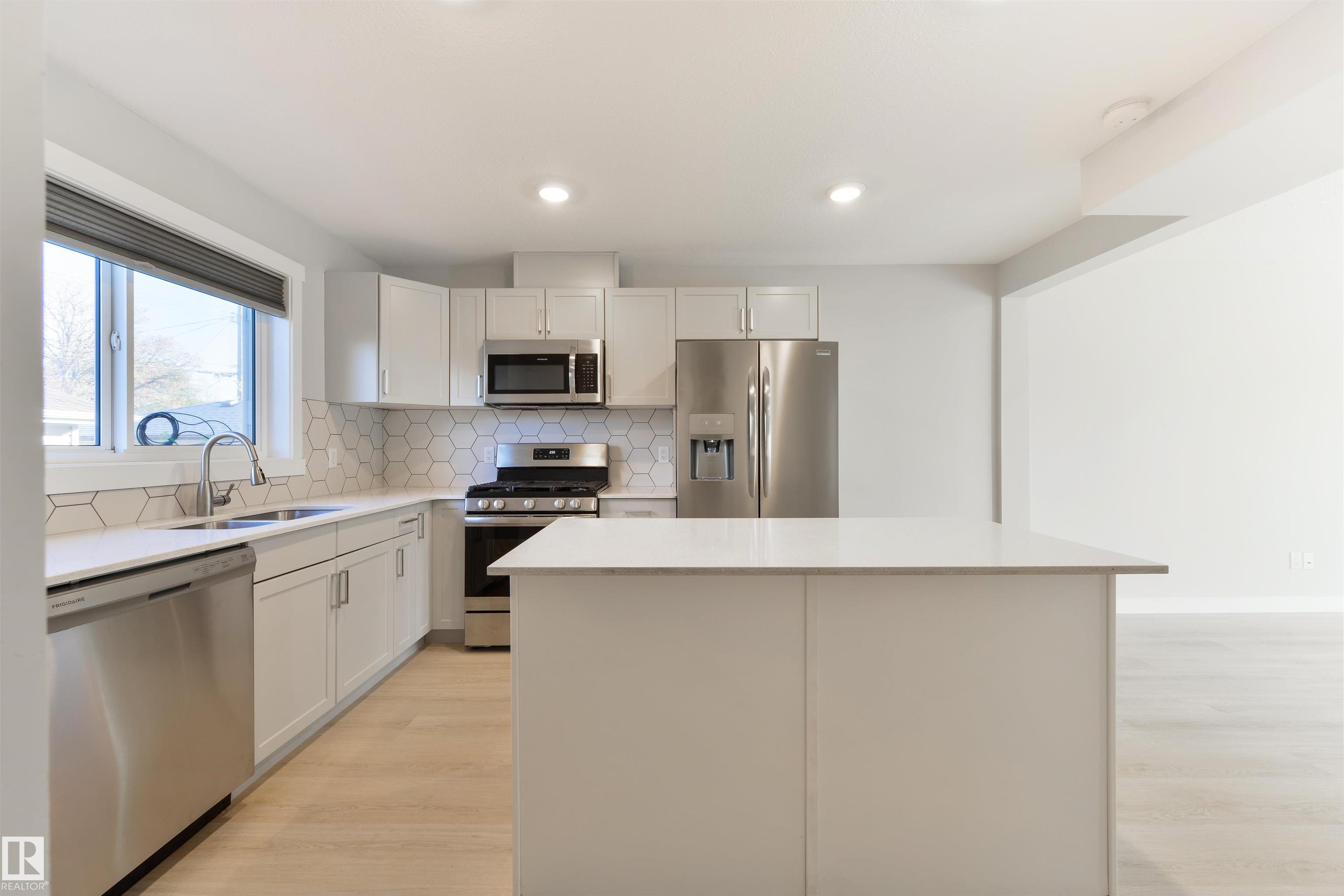 82 Av Nw Unit 7942 Ave, Edmonton, AB T6C 0Y2