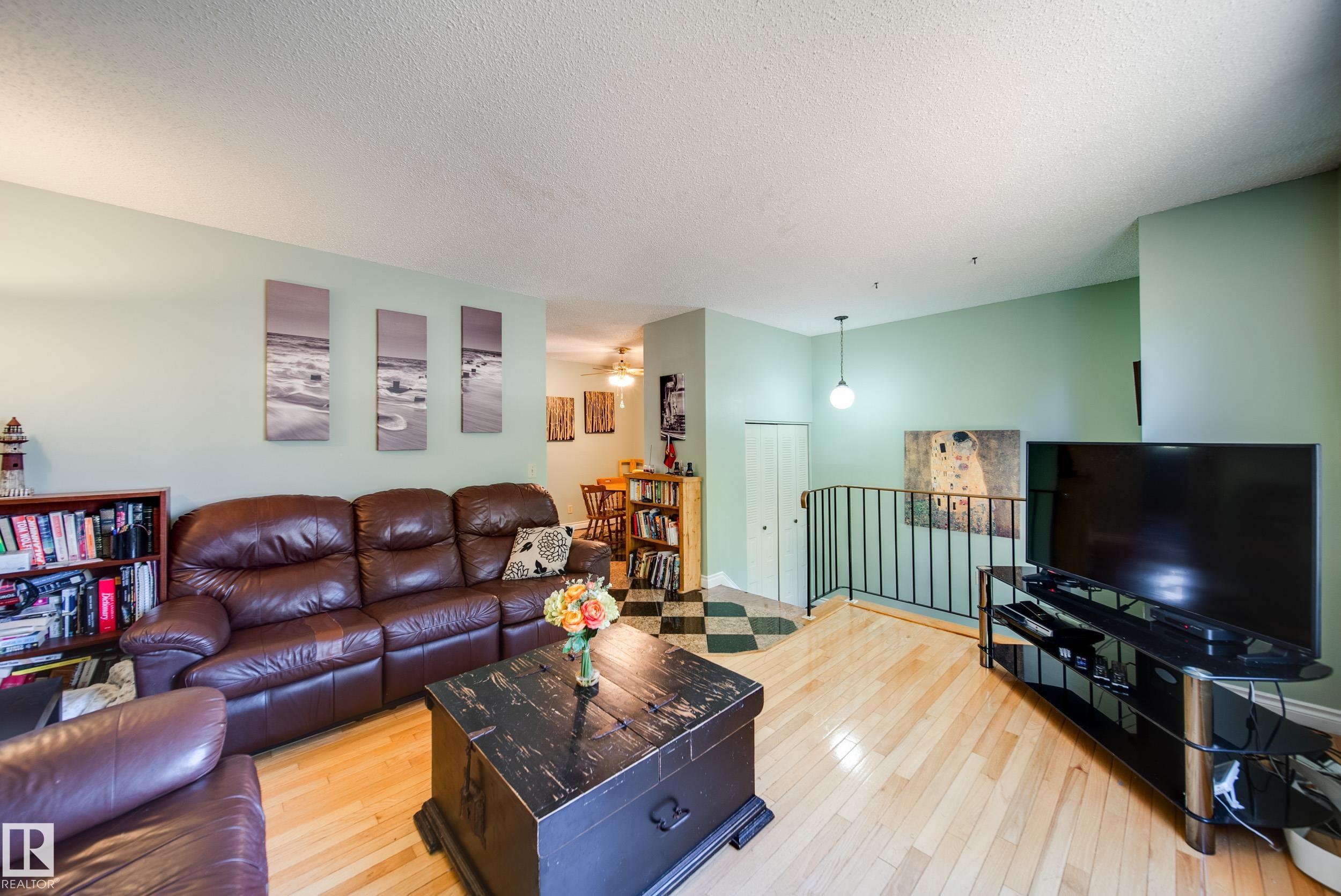 102 Woodvale Rd W Rd NW, Edmonton, AB T6L 1P7