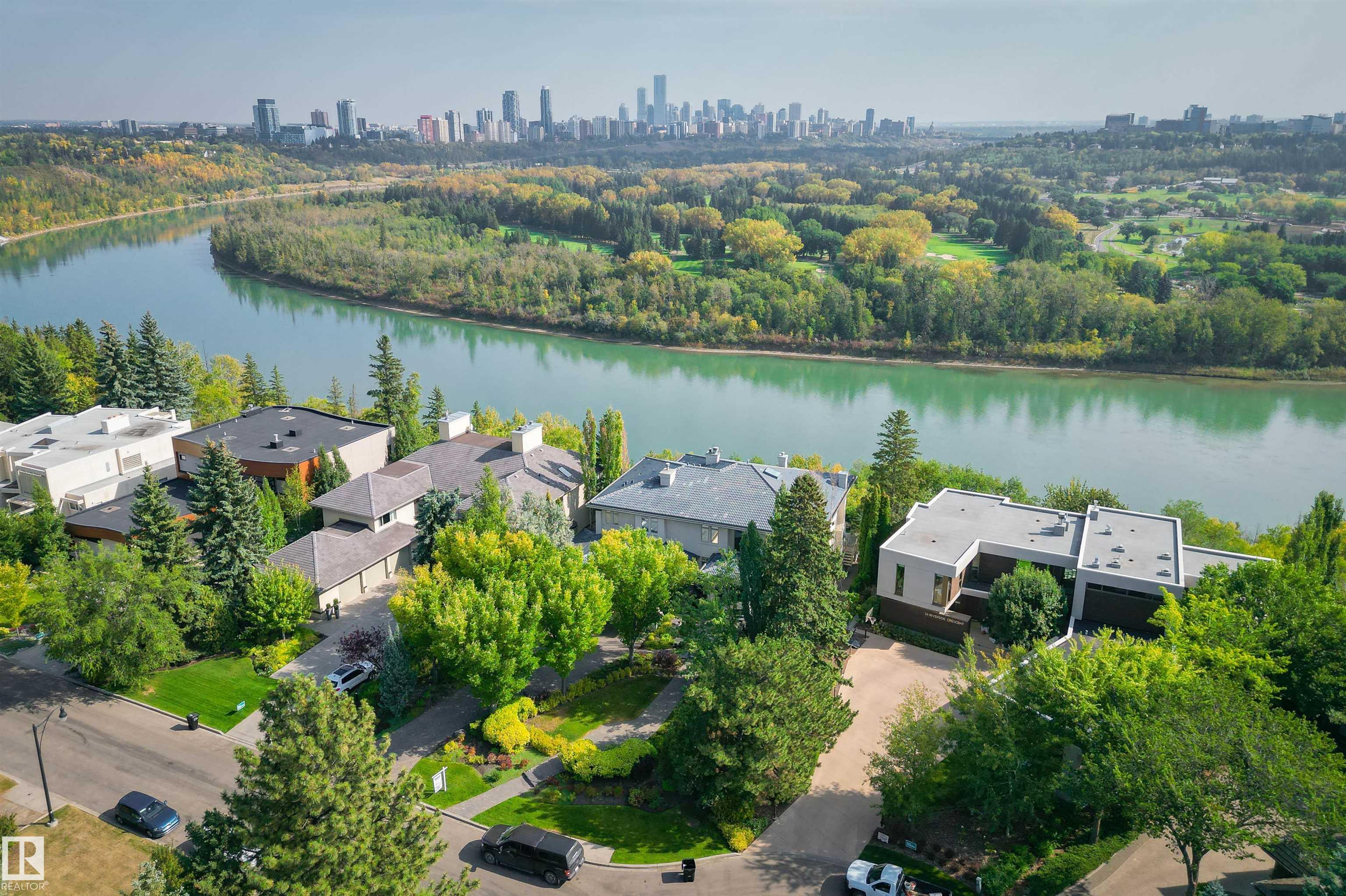28 Riverside Cr Cres NW, Edmonton, AB T5N 3M5