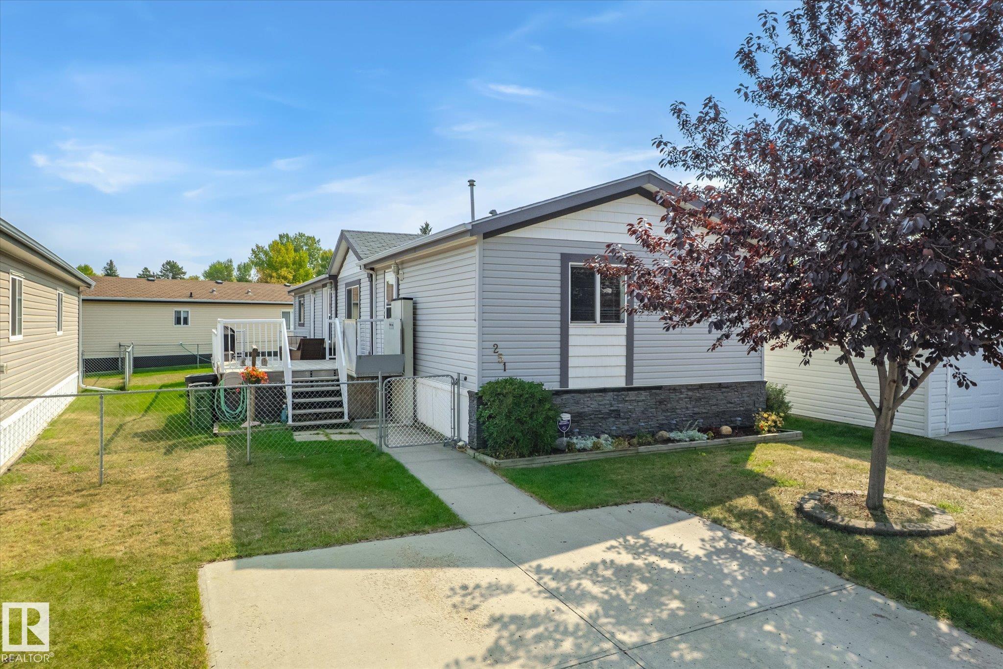 251 Oak Wood Dr NW, Edmonton, AB T6P 0A4