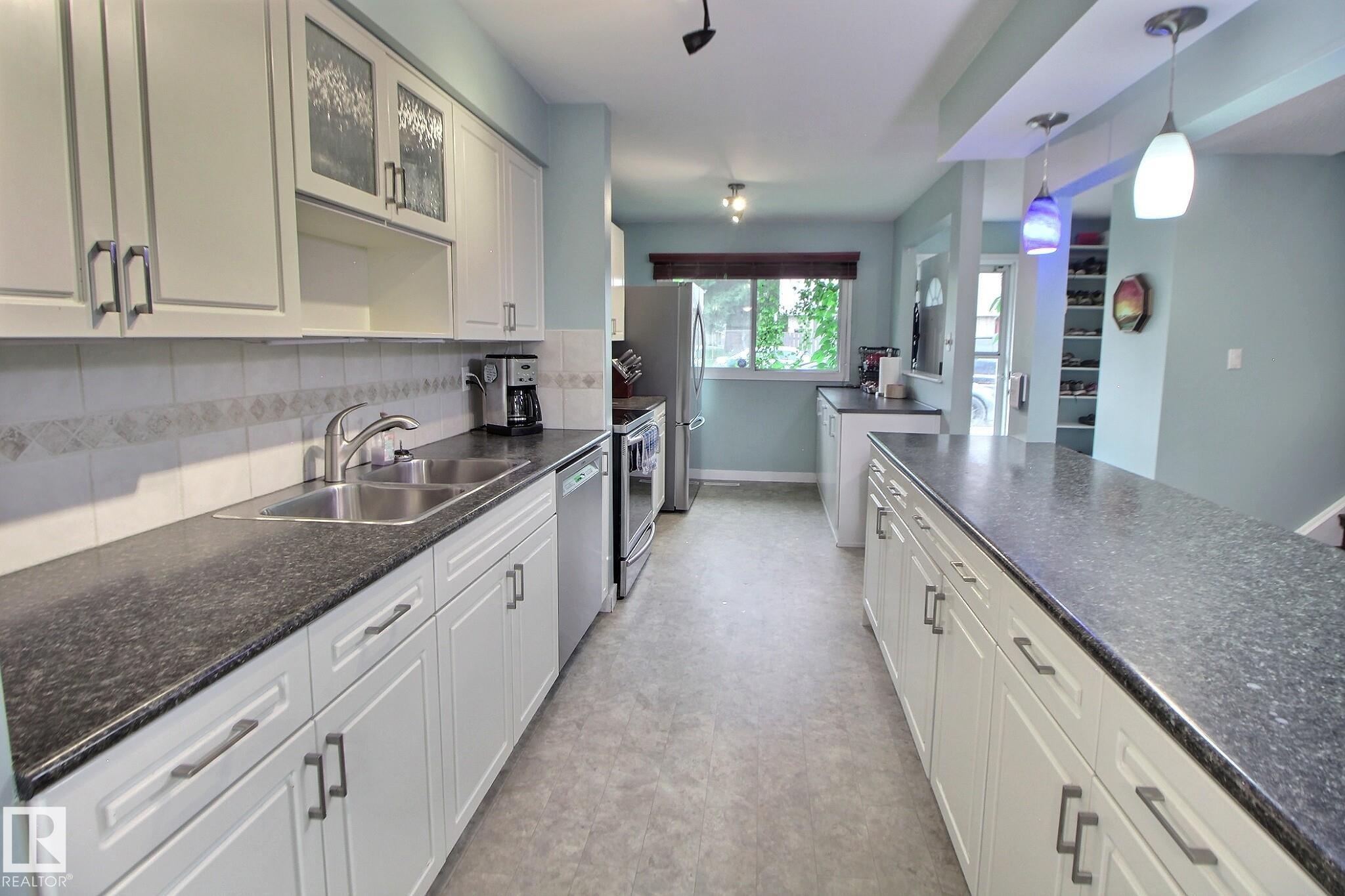 49 Royal Rd NW, Edmonton, AB T6J 2E7