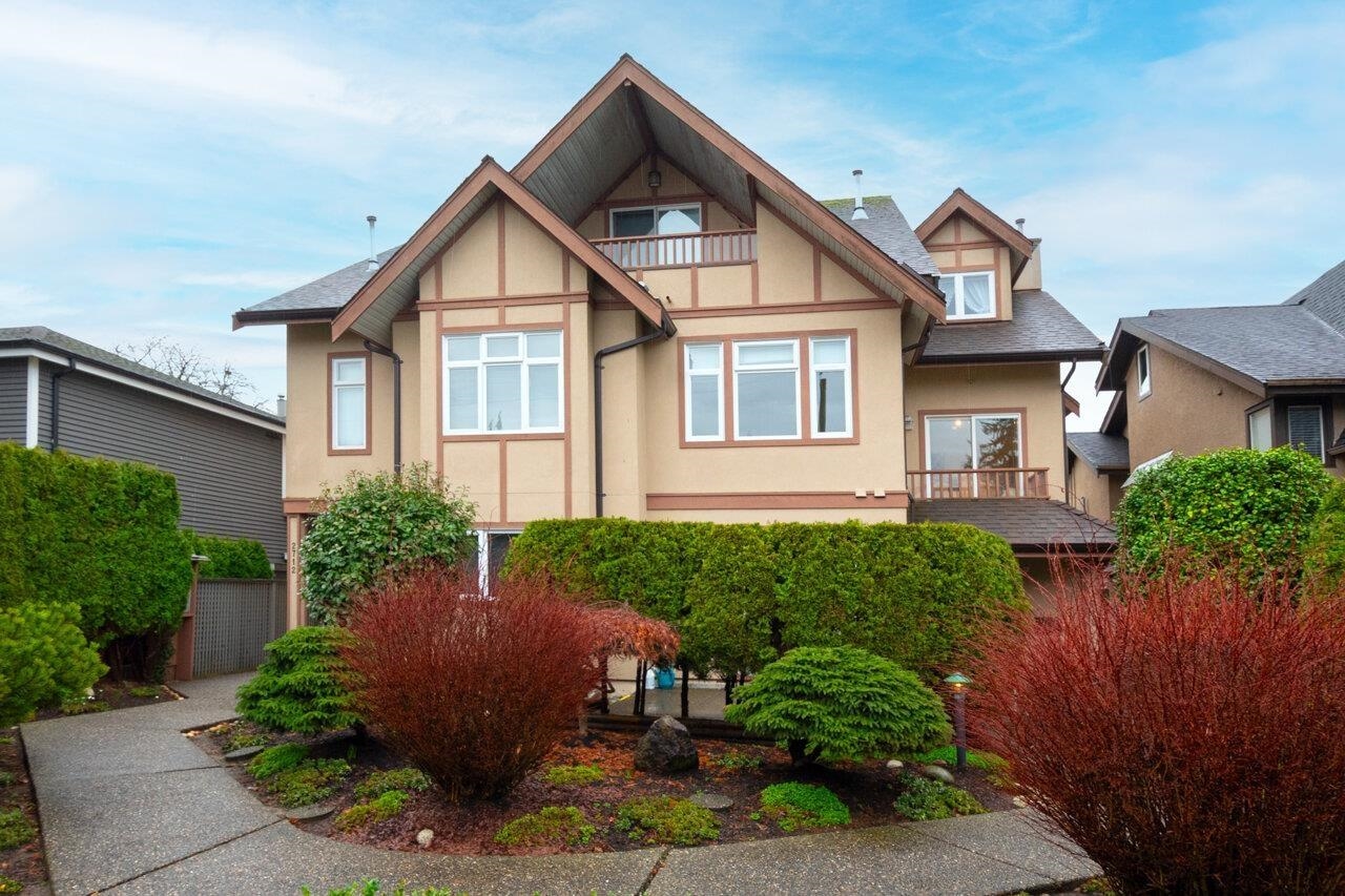 2718 West 3rd Avenue, Vancouver, BC V6K 1M5