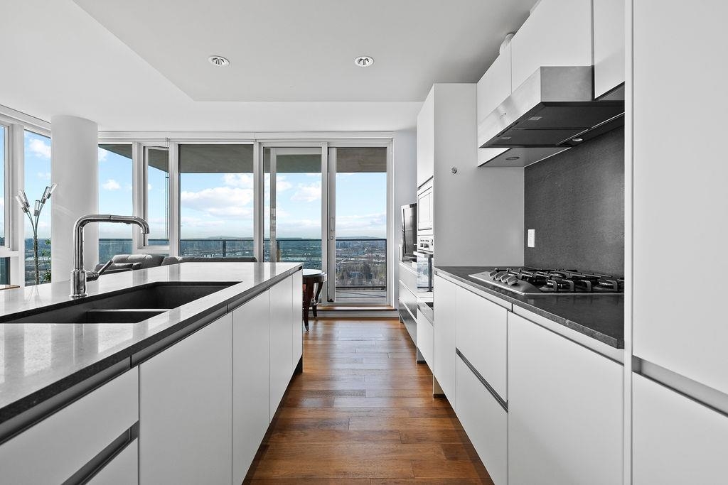 8555 Granville Street #1708, Vancouver, BC V6P 0C3