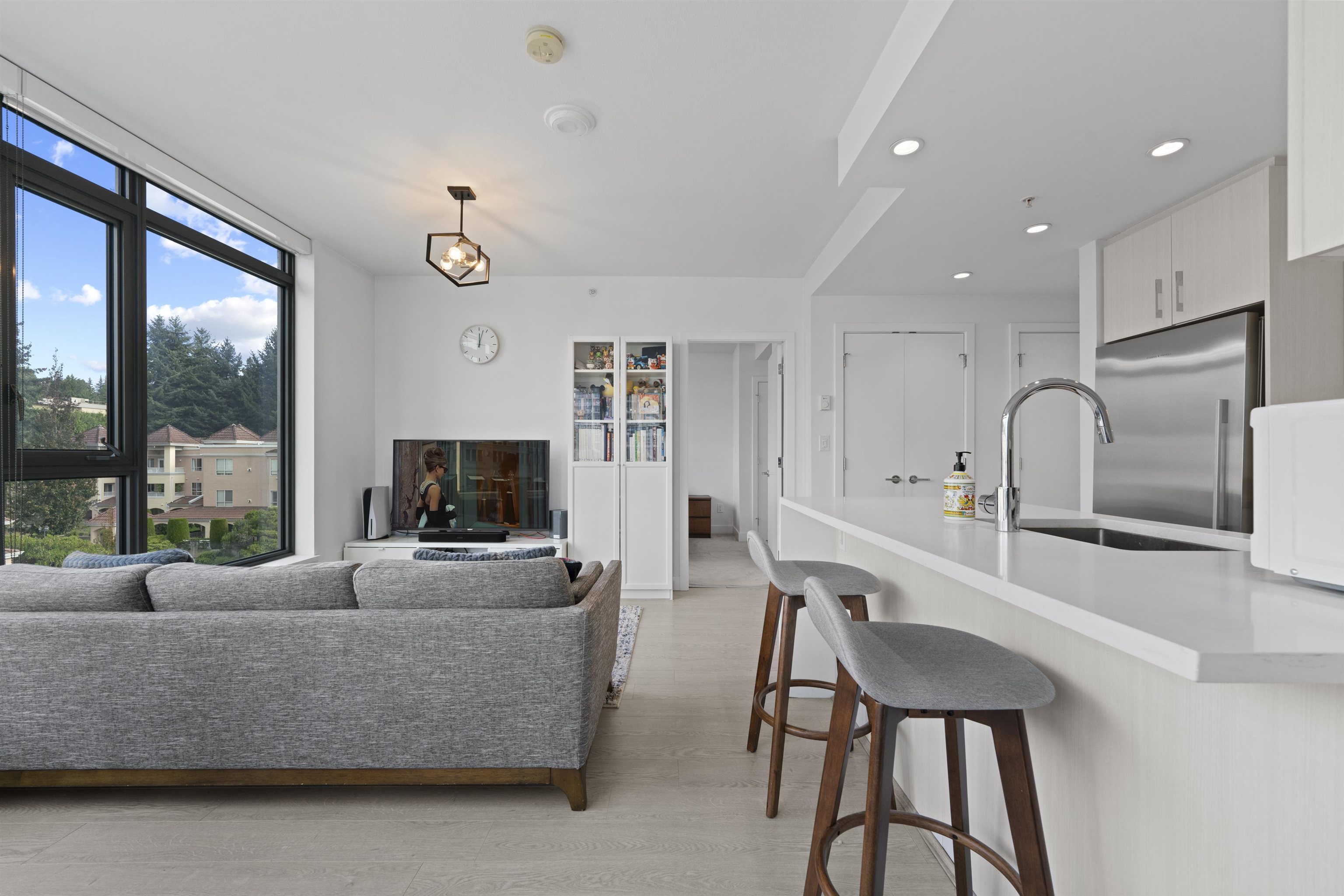 518 Whiting Way #404, Coquitlam, BC V3J 0H7