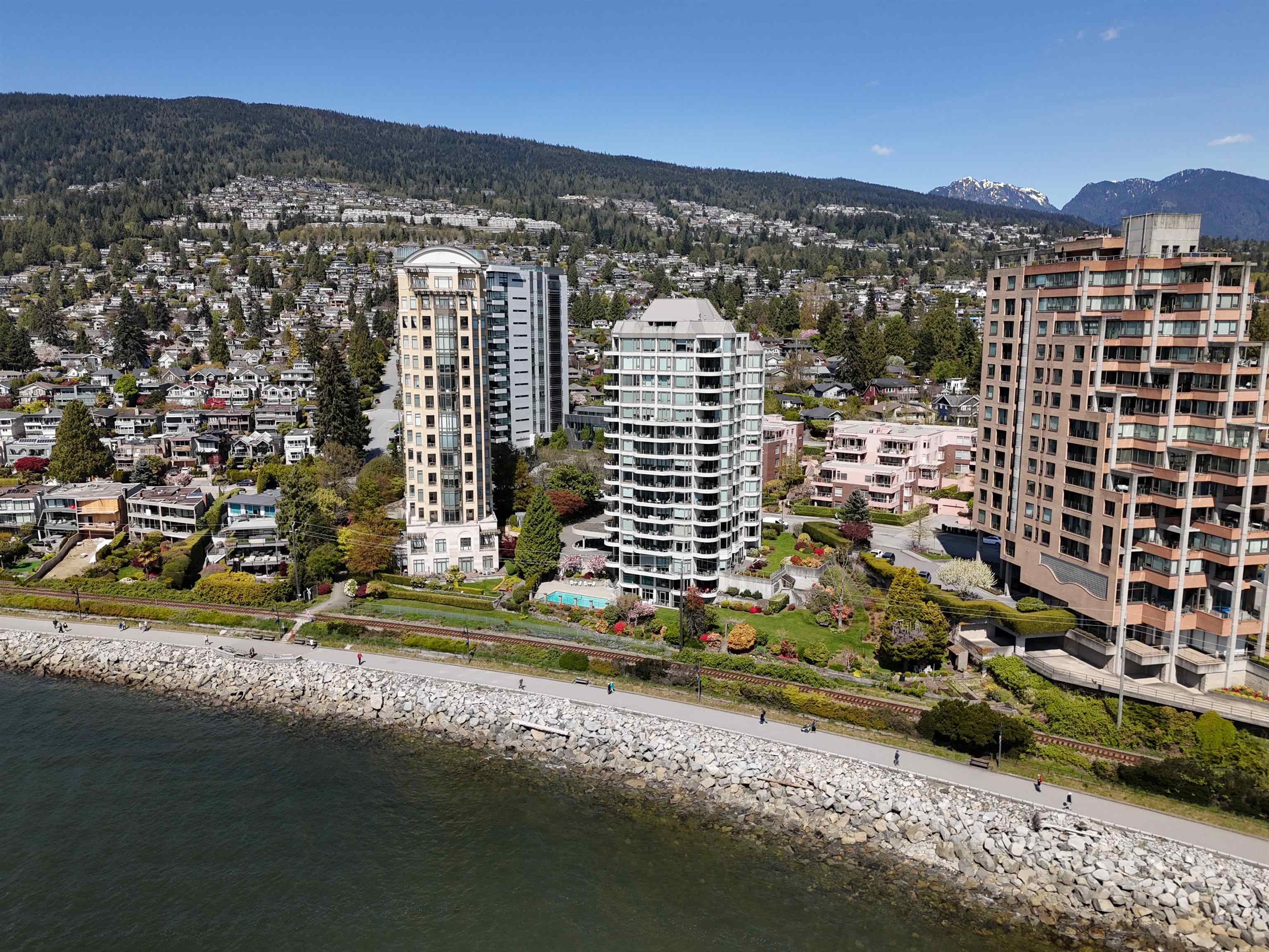 2280 Bellevue Avenue #101, West Vancouver, BC V7V 1C6