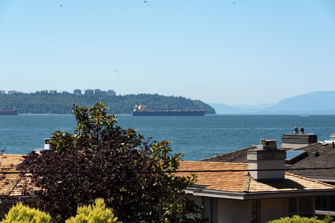 225 24th Street #203, West Vancouver, BC V7V 4G9