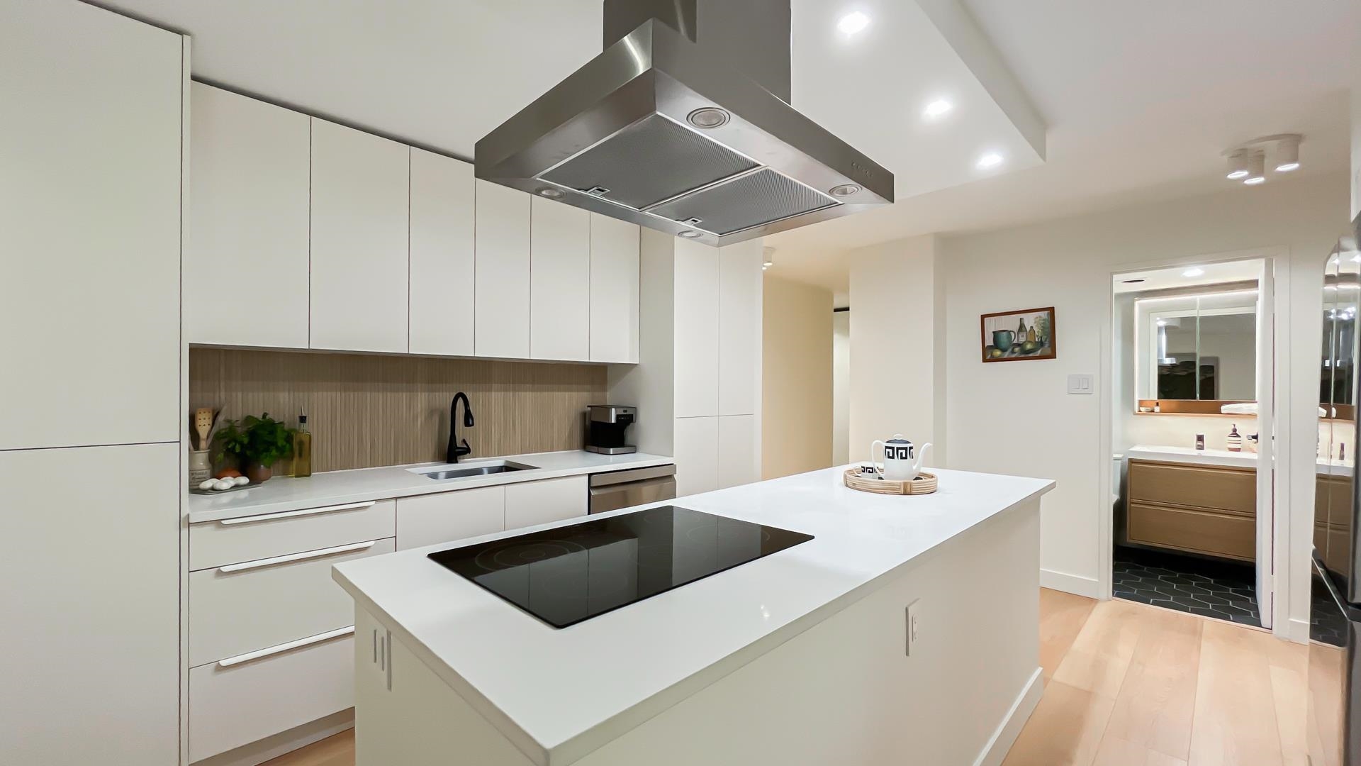 2016 Fullerton Avenue #102, North Vancouver, BC V7P 3E6