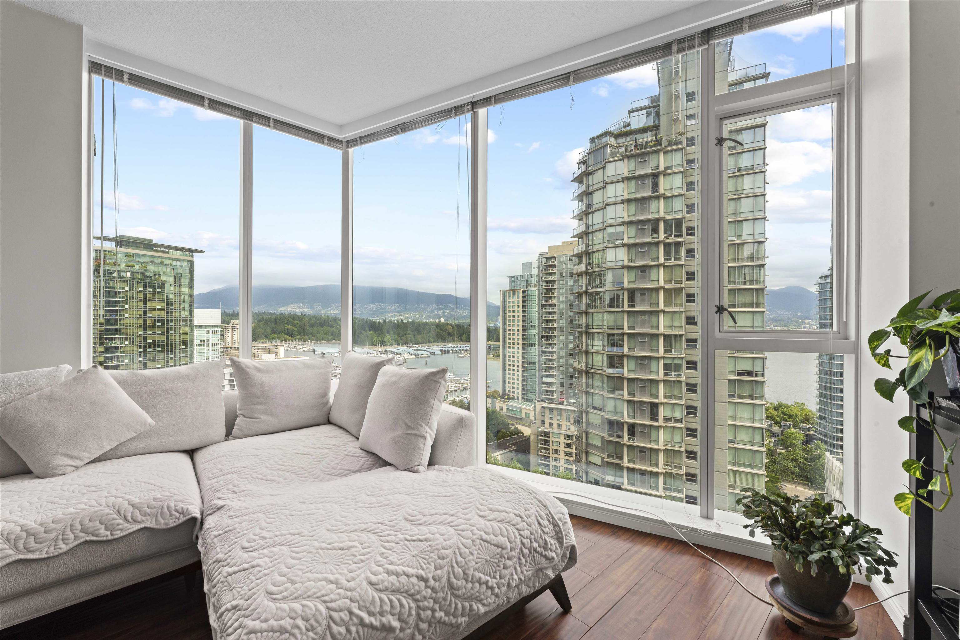 1211 Melville Street #1705, Vancouver, BC V6E 0A7