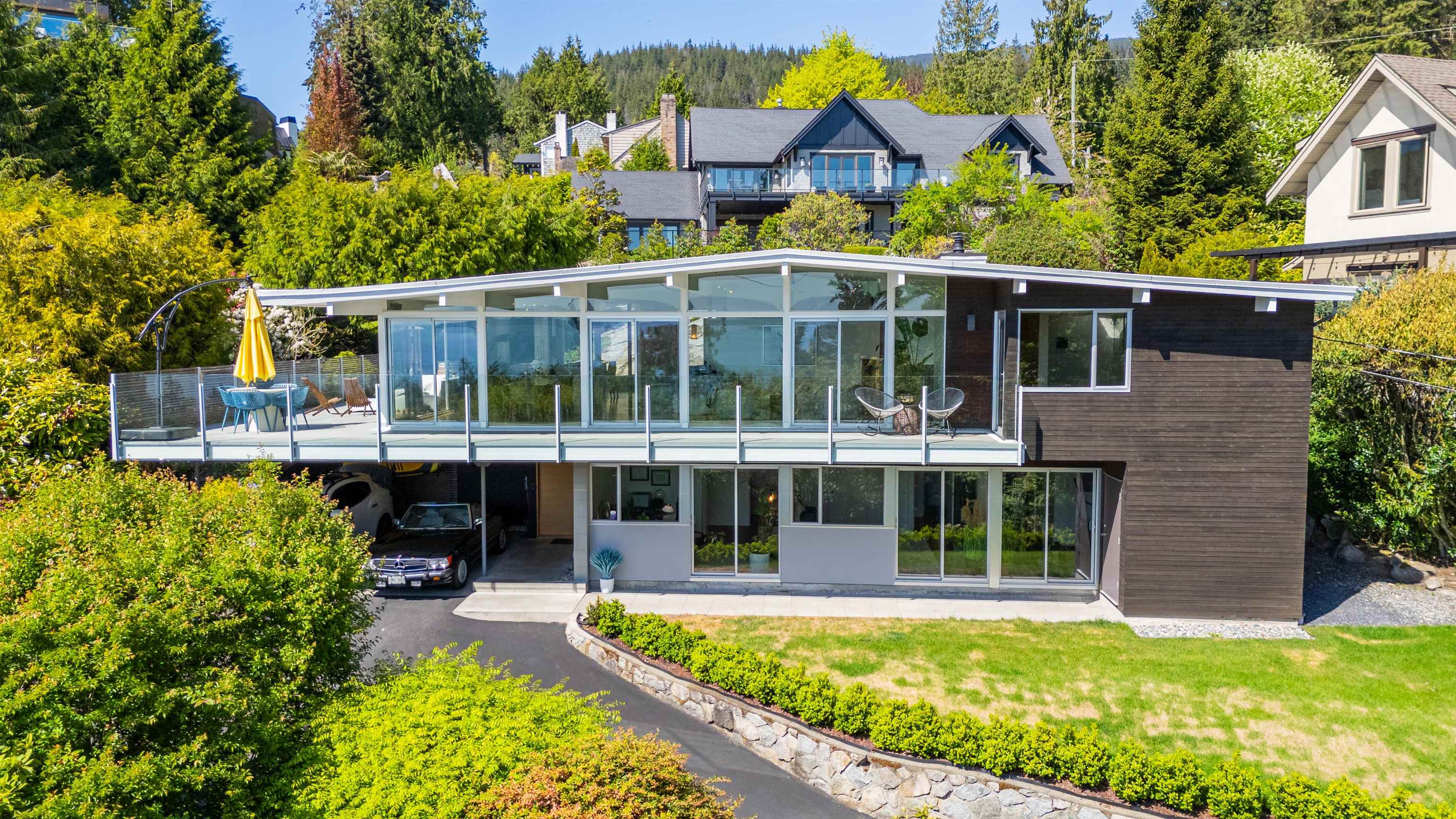 4045 Bayridge Avenue, West Vancouver, BC V7V 3J9