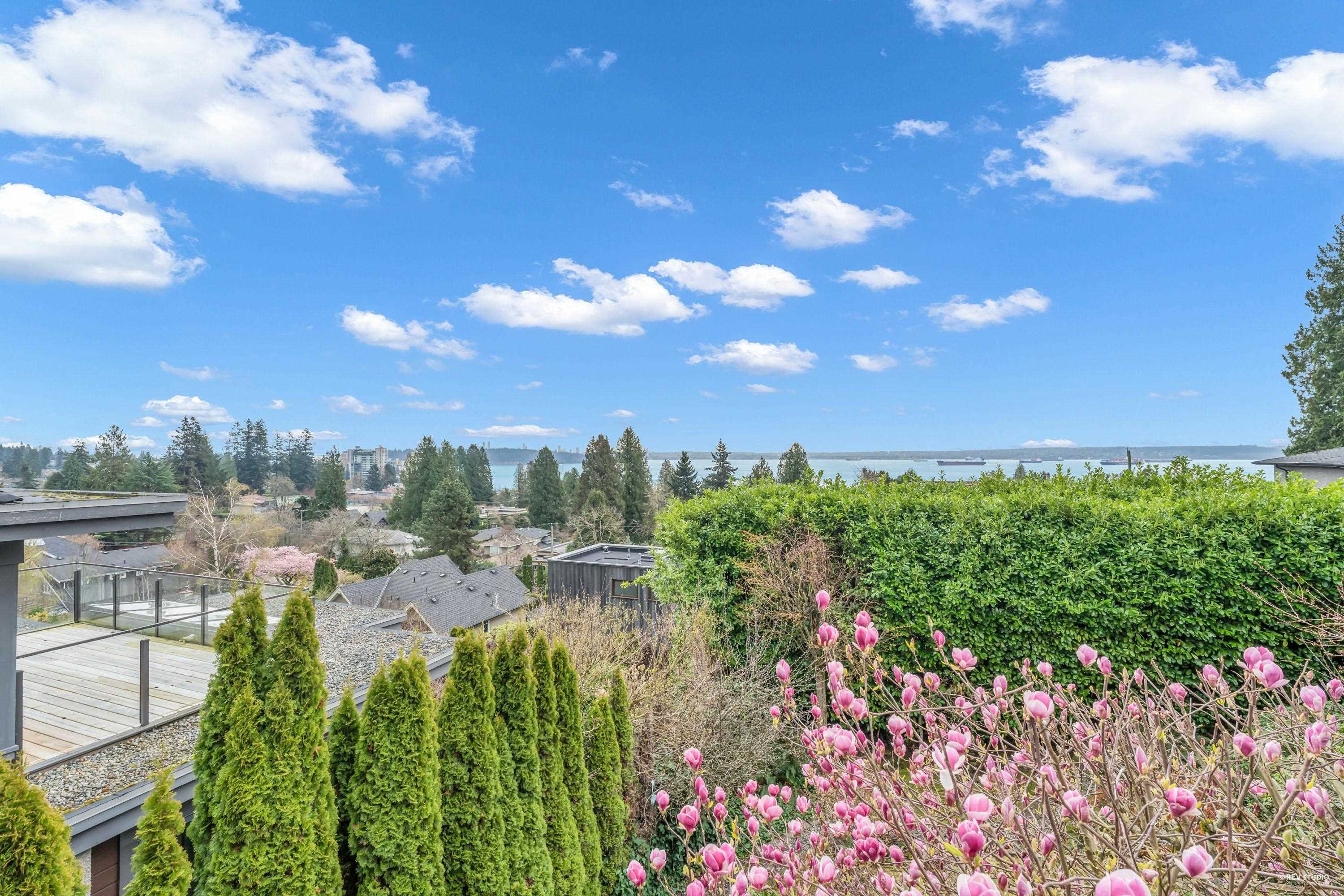 2558 Mathers Avenue, West Vancouver, BC V7V 2J1