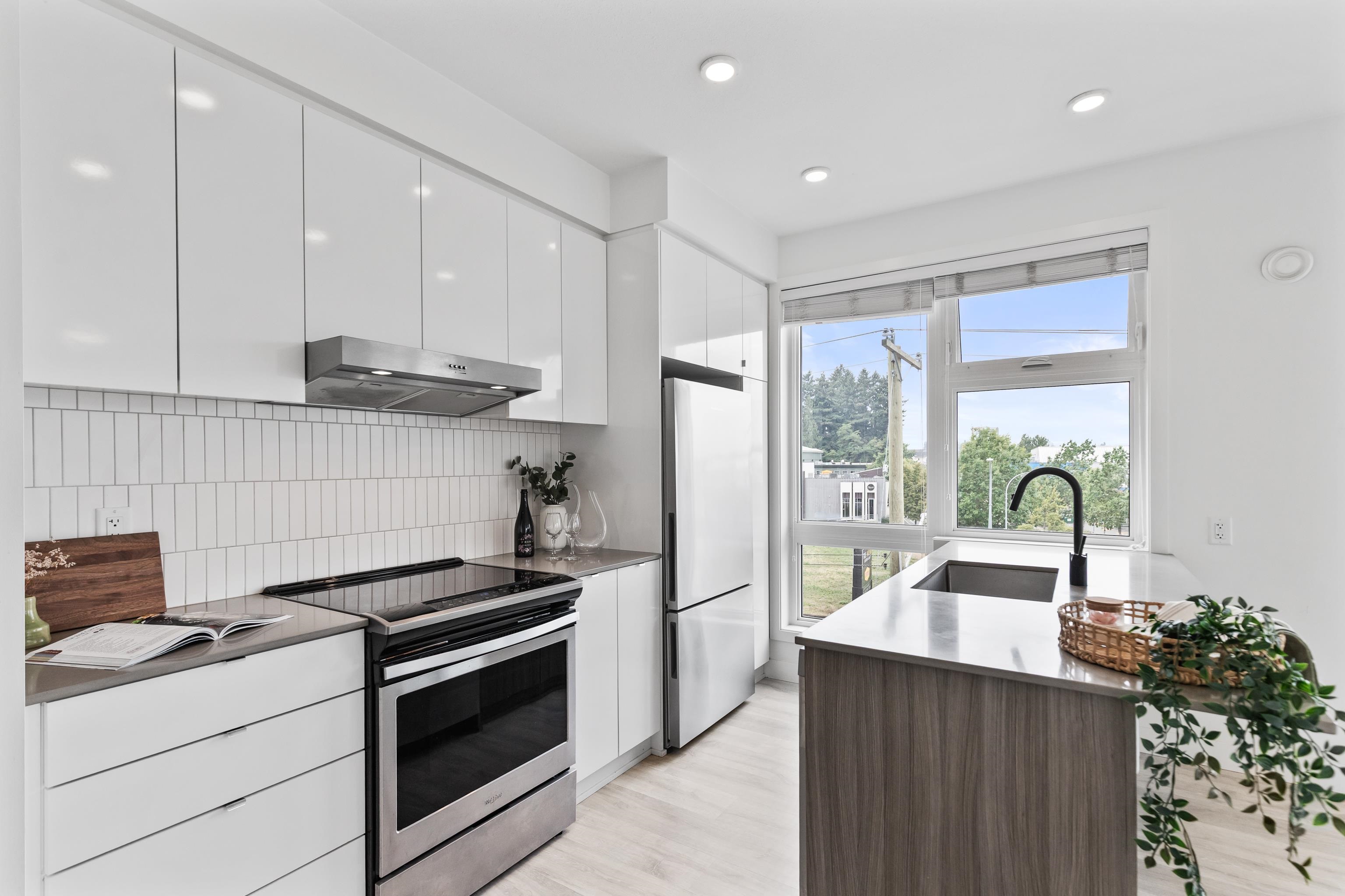 32828 Landeau Pl #401, Abbotsford, BC V2S 0M4