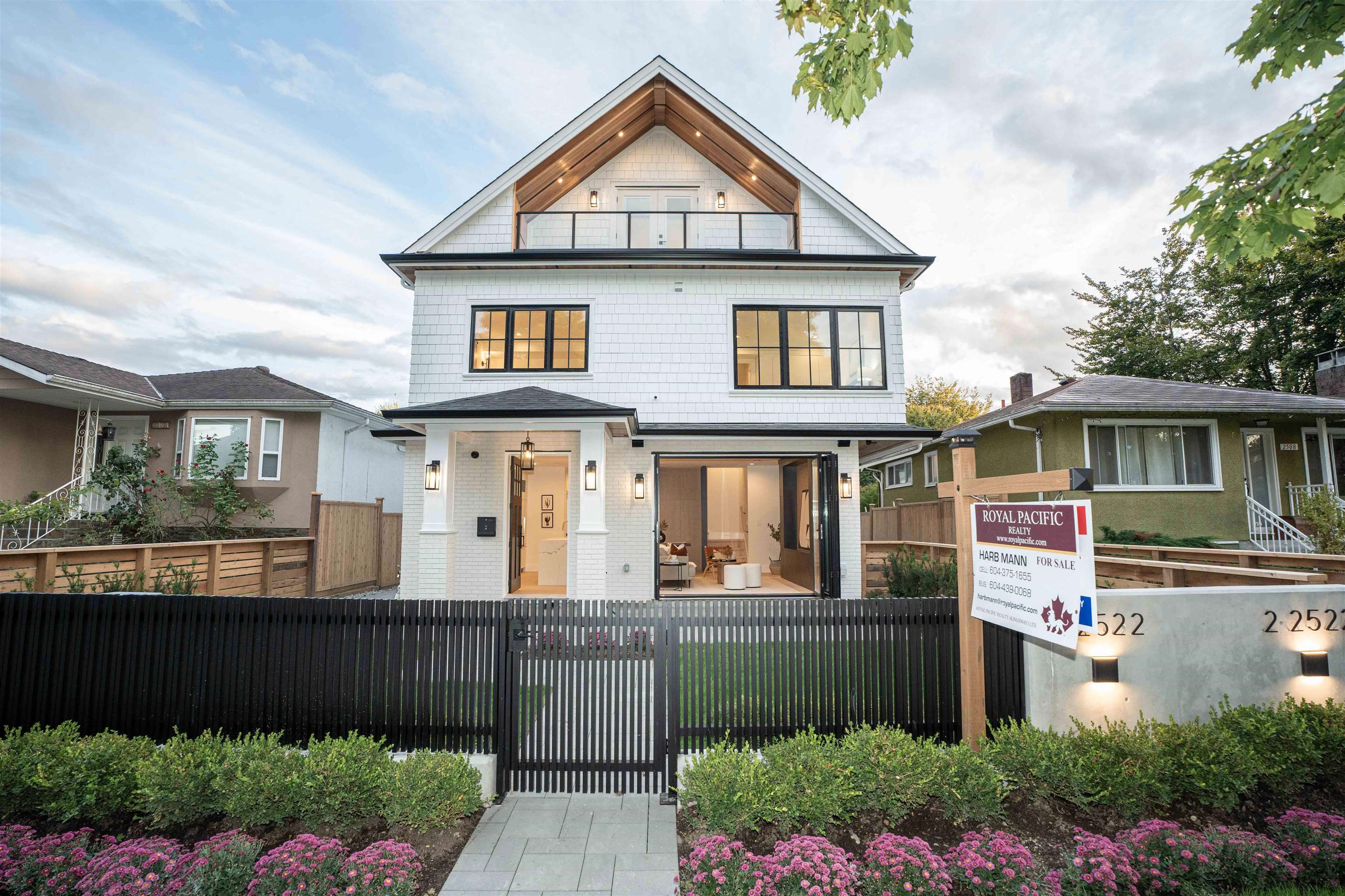 2522 East 15th Avenue #1, Vancouver, BC V5M 2K1