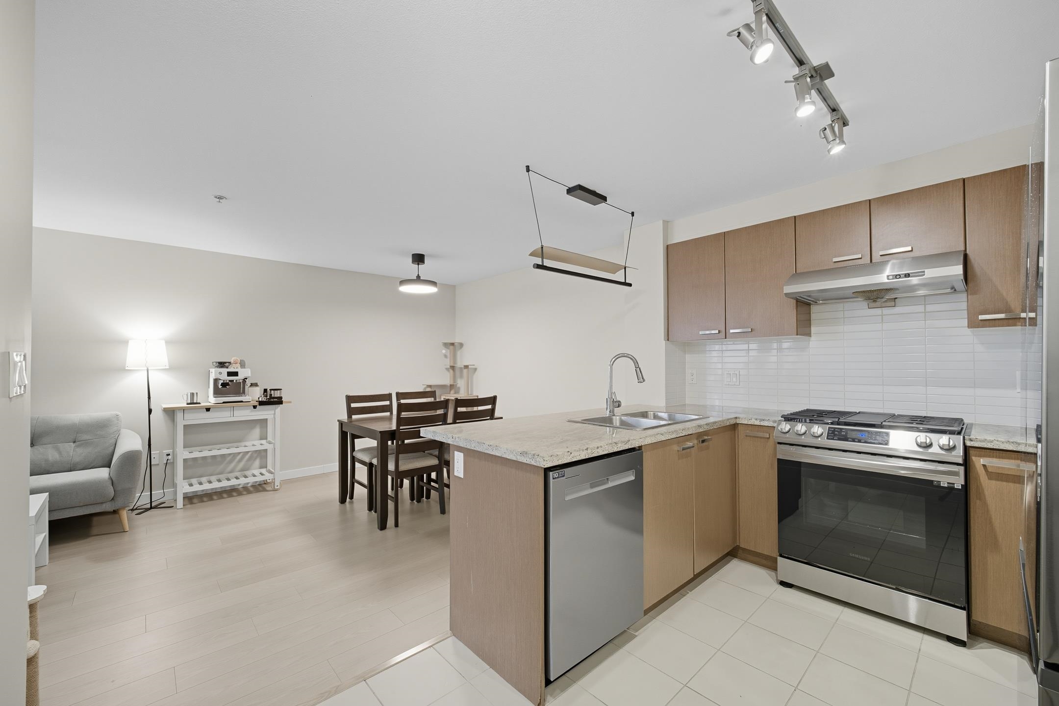 9500 Odlin Rd #221, Richmond, BC V6C 0H5
