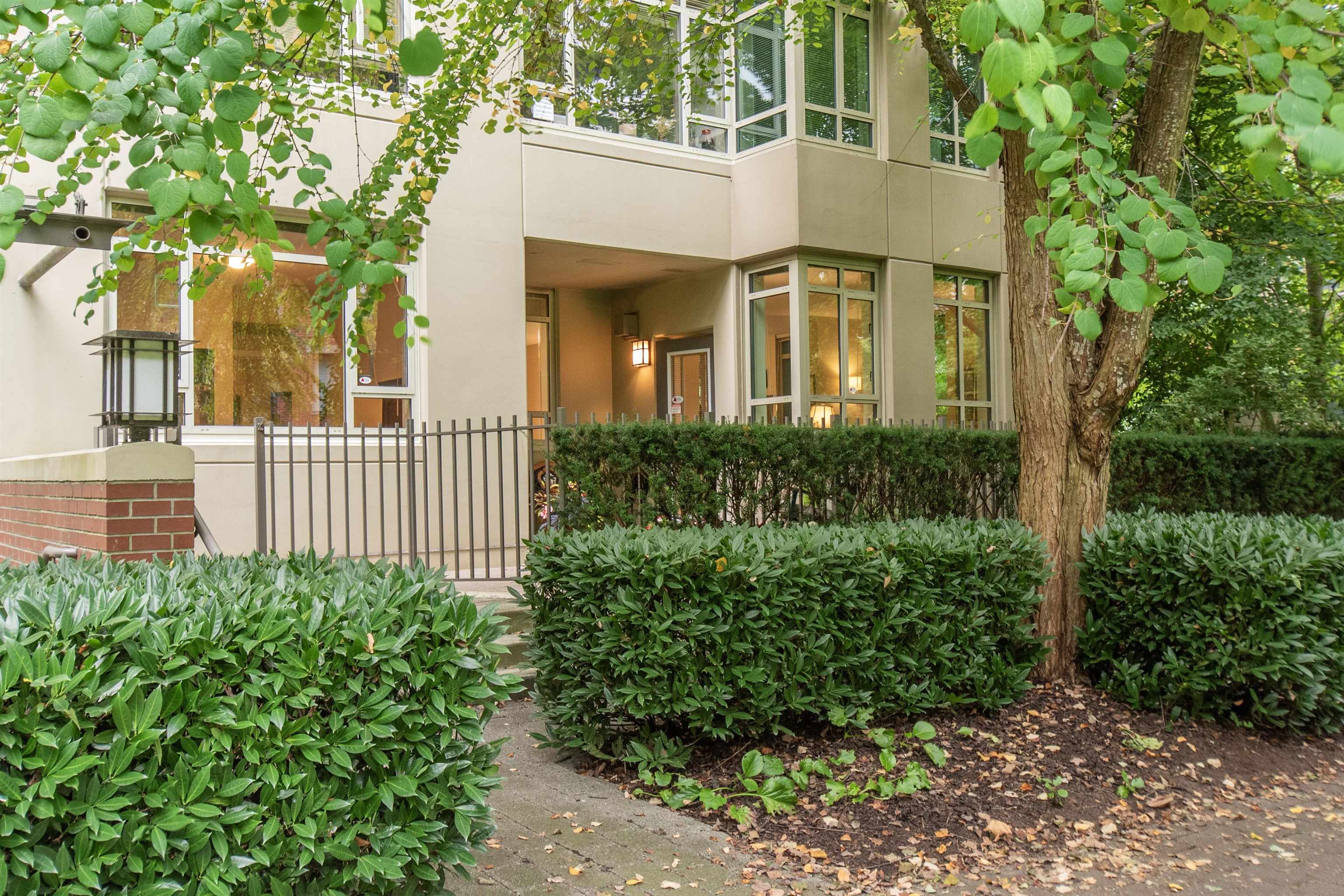 2799 Yew Street #101, Vancouver, BC V6K 4W2