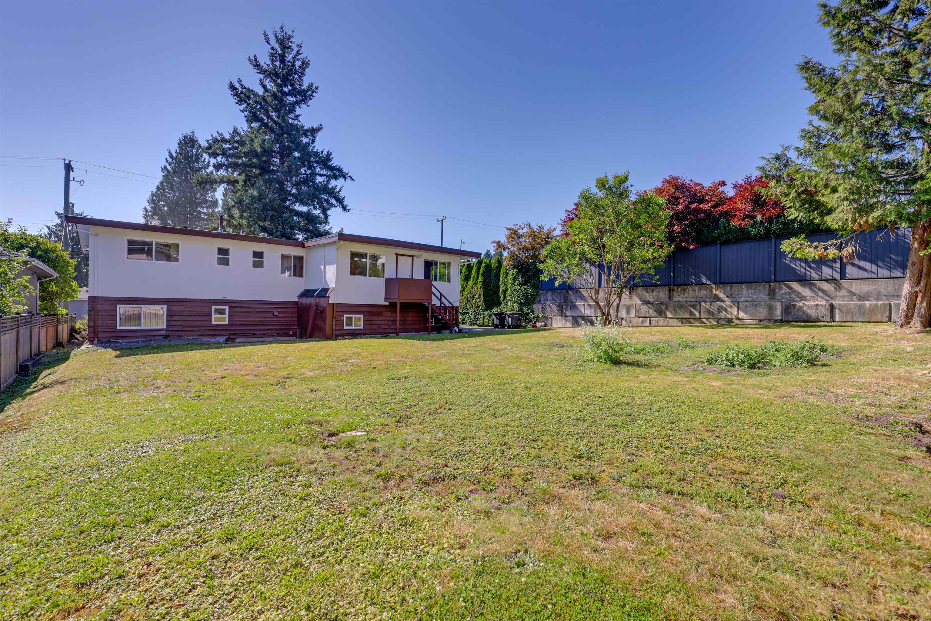 860 Howard Avenue, Burnaby, BC V5B 3R6