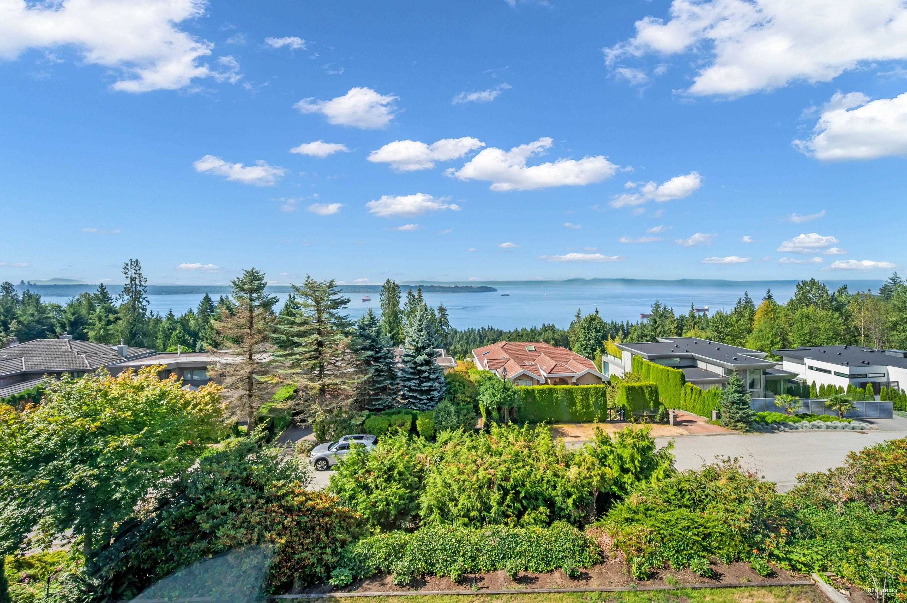2662 Chelsea Place, West Vancouver, BC V7S 3E5