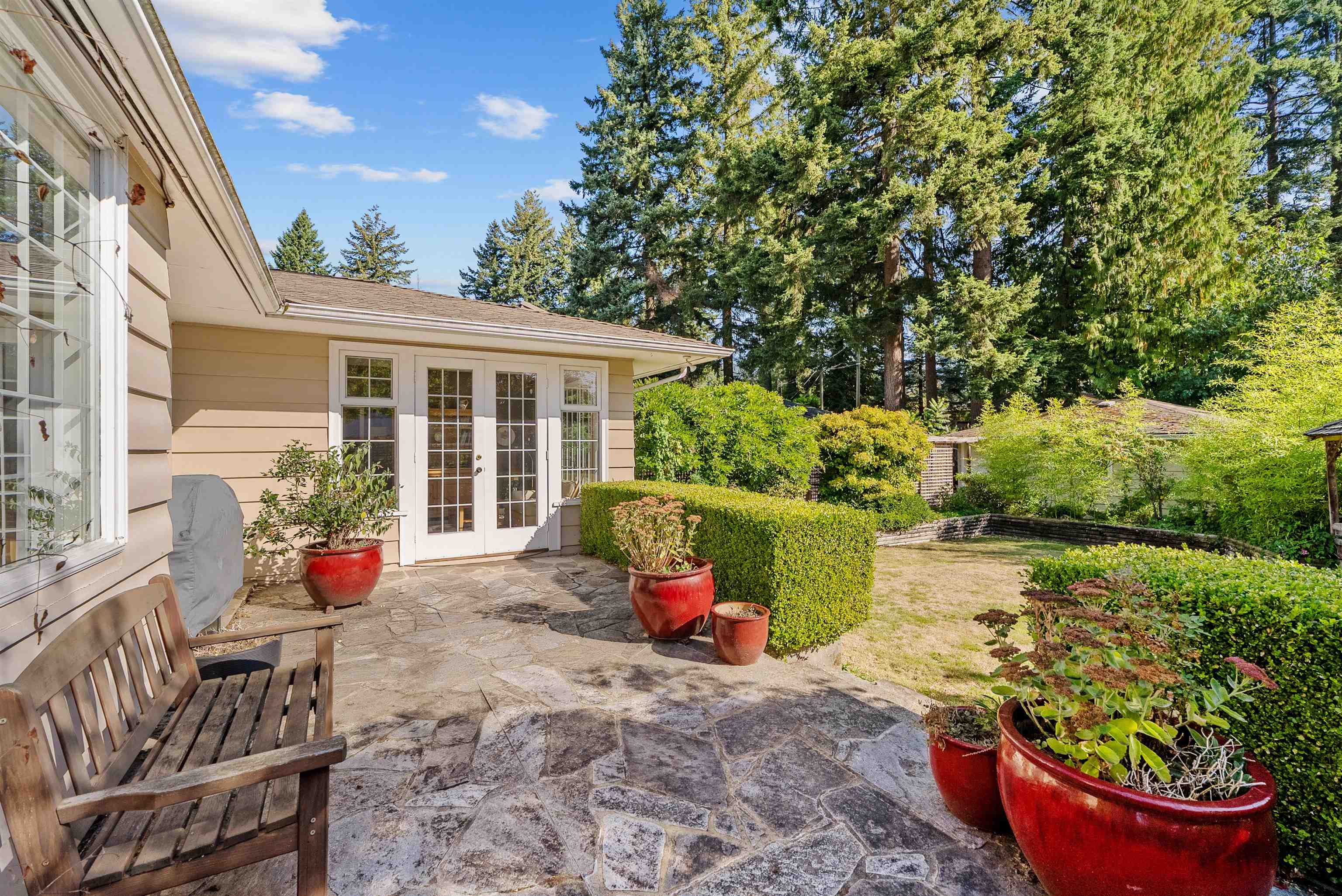 2000 Lloyd Avenue, North Vancouver, BC V7P 2N8