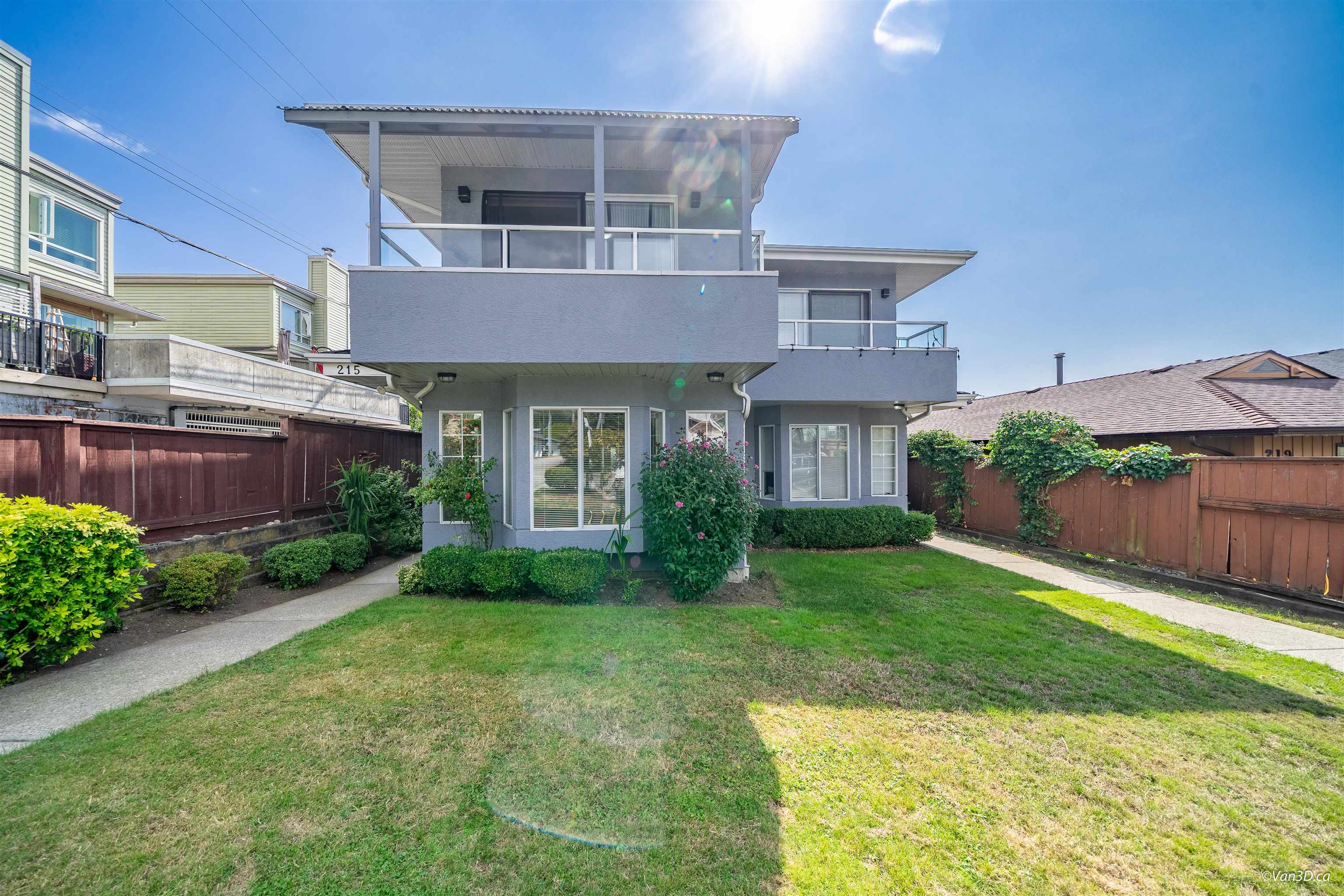 215 18th Street West, North Vancouver, BC V7M 1W7