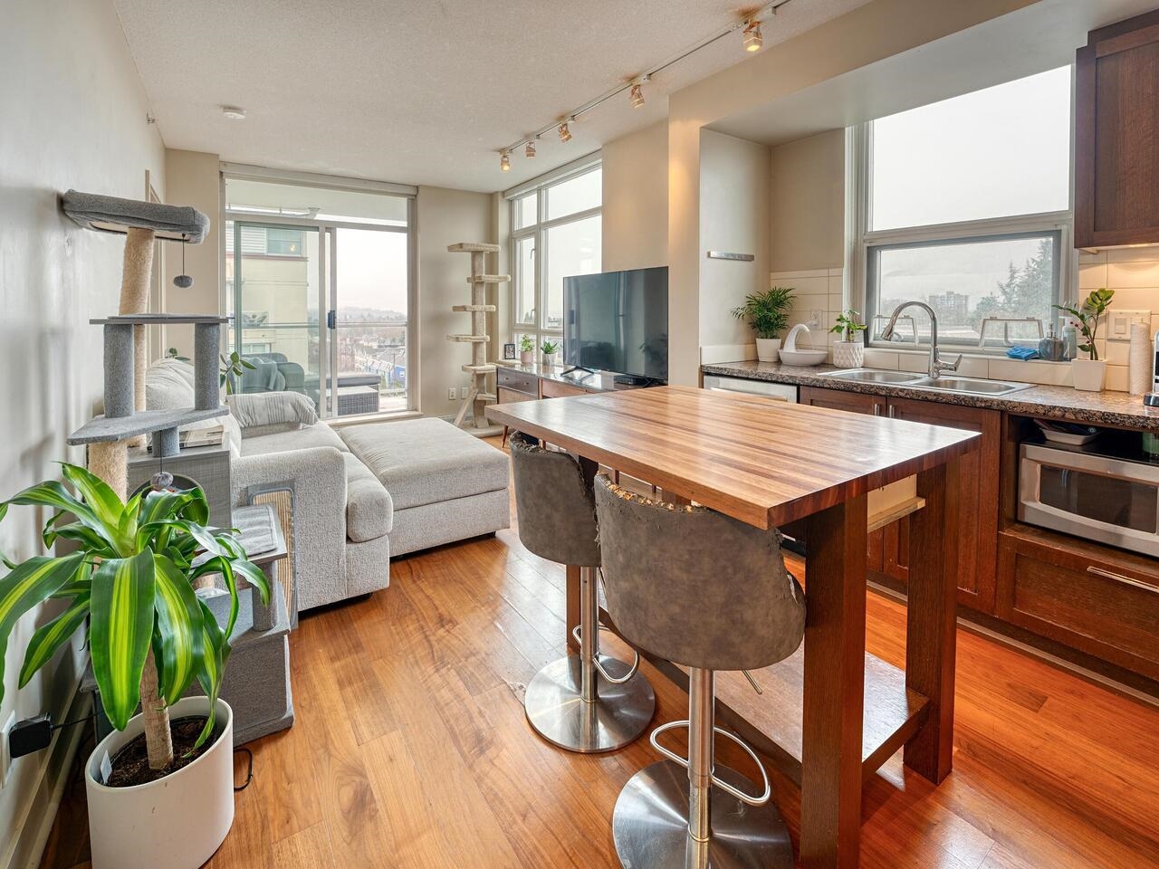 2228 West Broadway #710, Vancouver, BC V6K 0B1