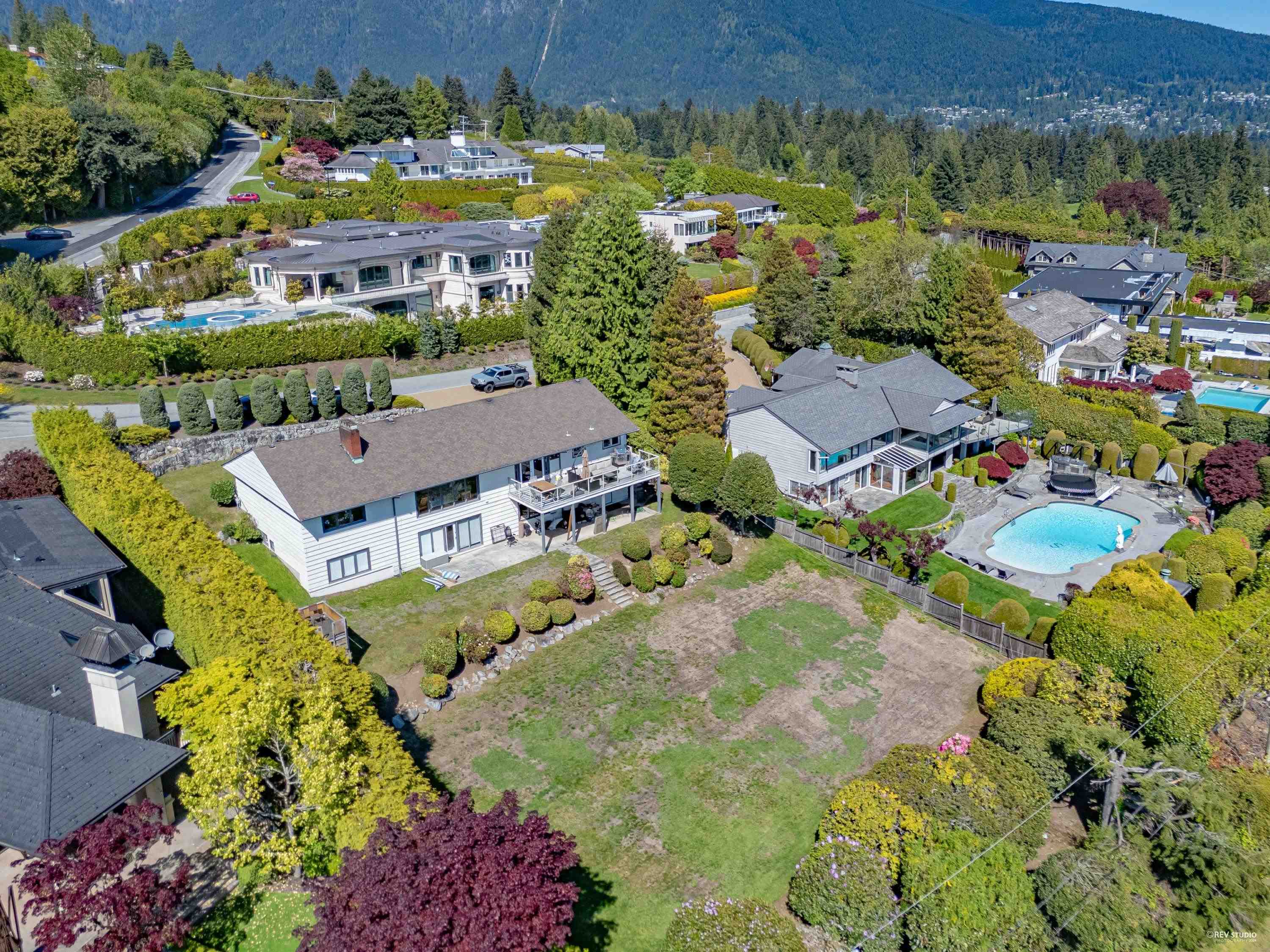 820 Knockmaroon Road, West Vancouver, BC V7S 1R6