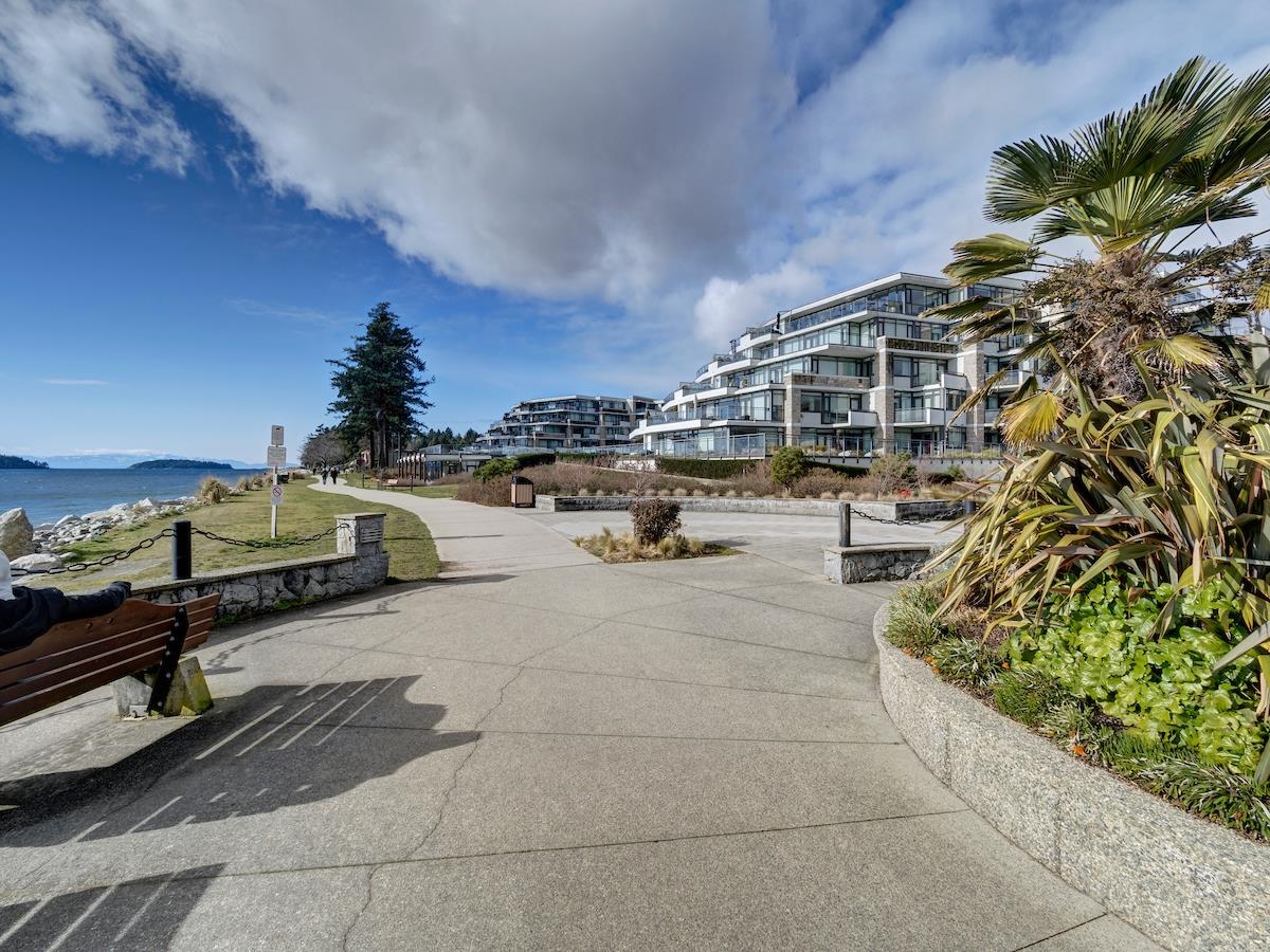 5665 Teredo St #206, Sechelt, BC V7Z 0J2