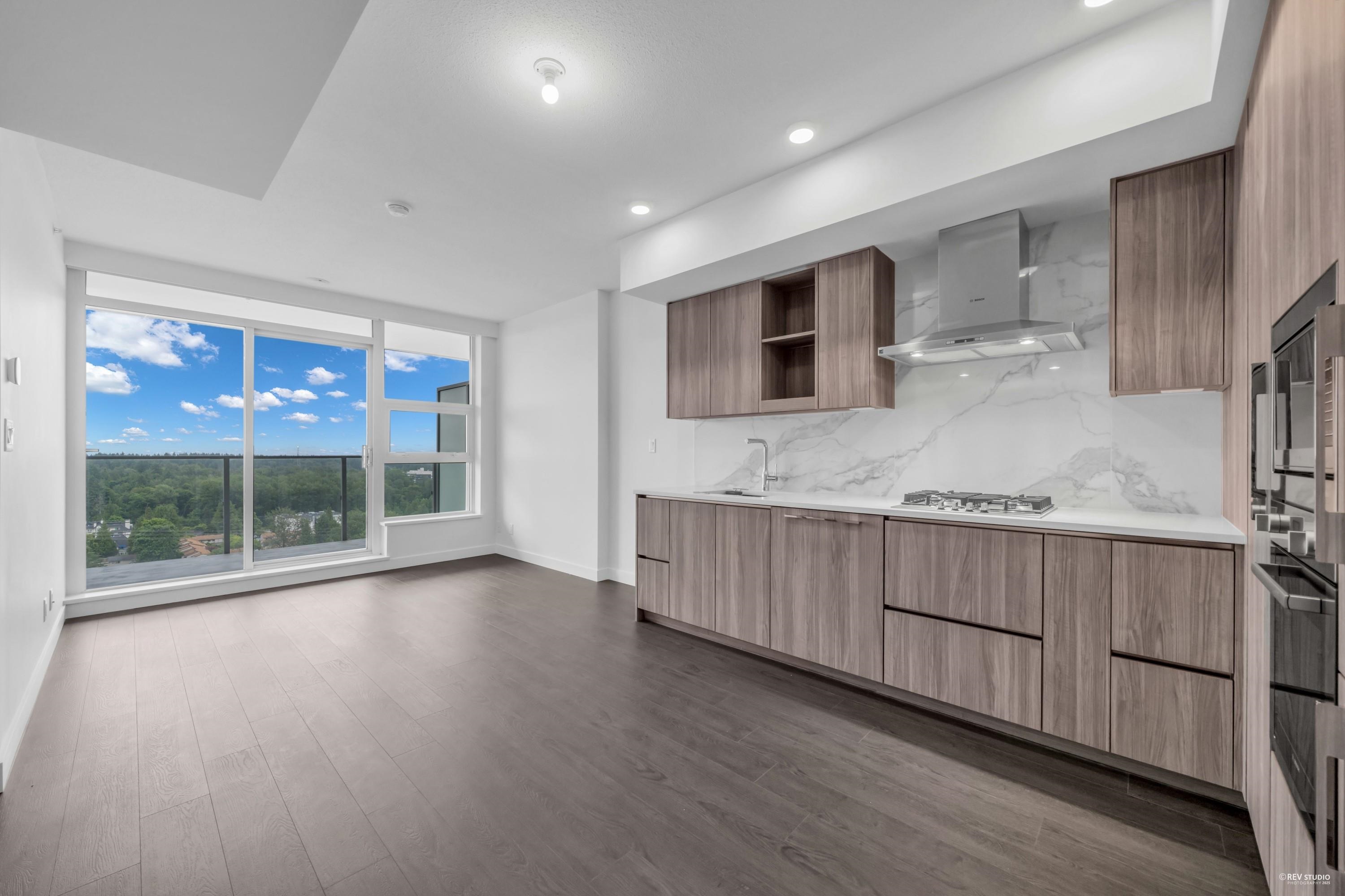 13768 100 Ave #2703, Surrey, BC V3T 0V2