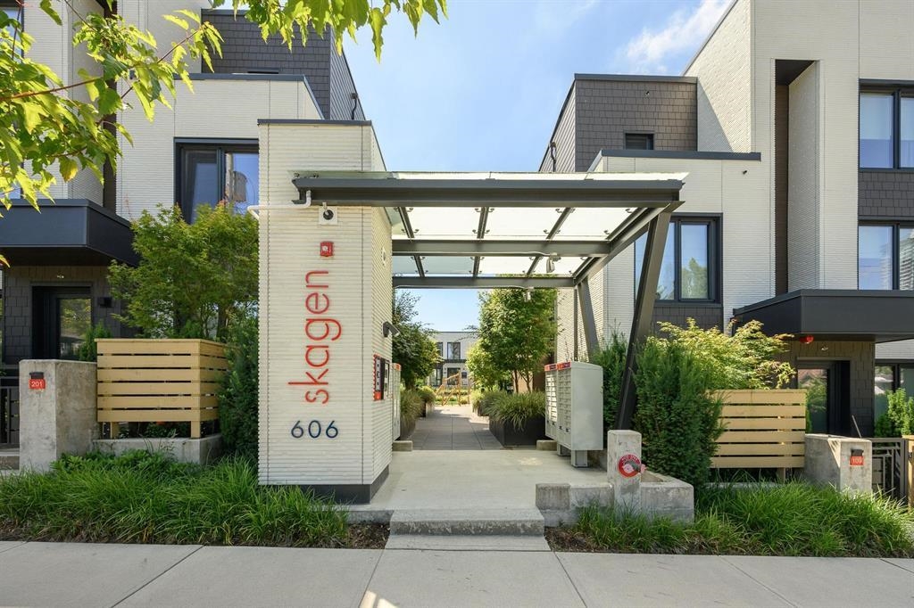 606 Foster Avenue #202, Coquitlam, BC V6J 0L5