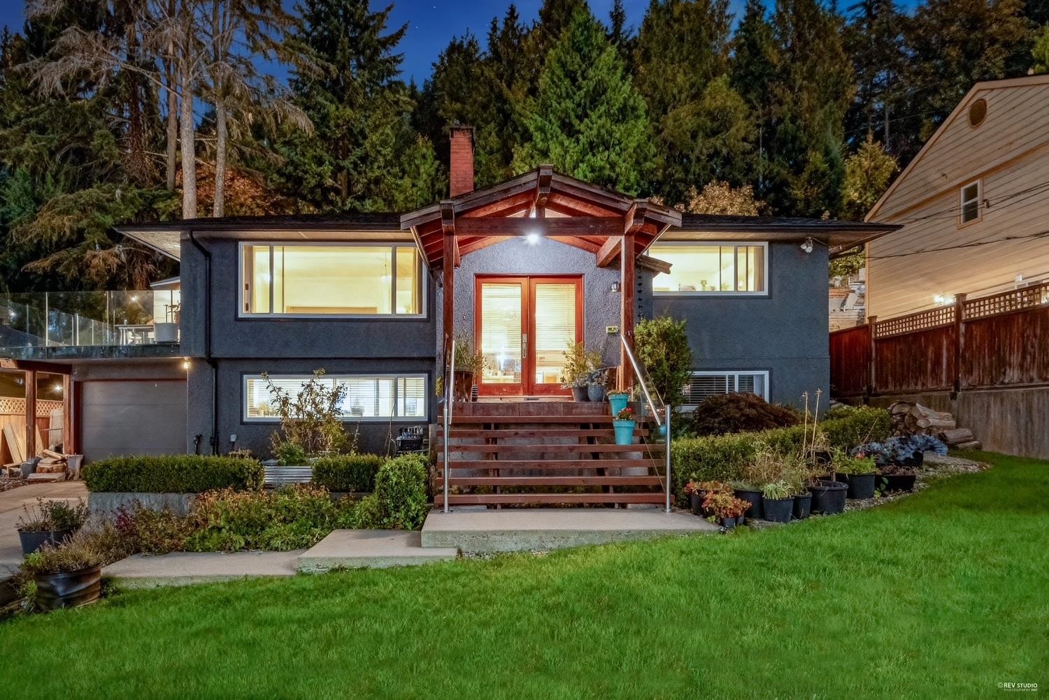 562 Alpine Court, North Vancouver, BC V7R 2L6