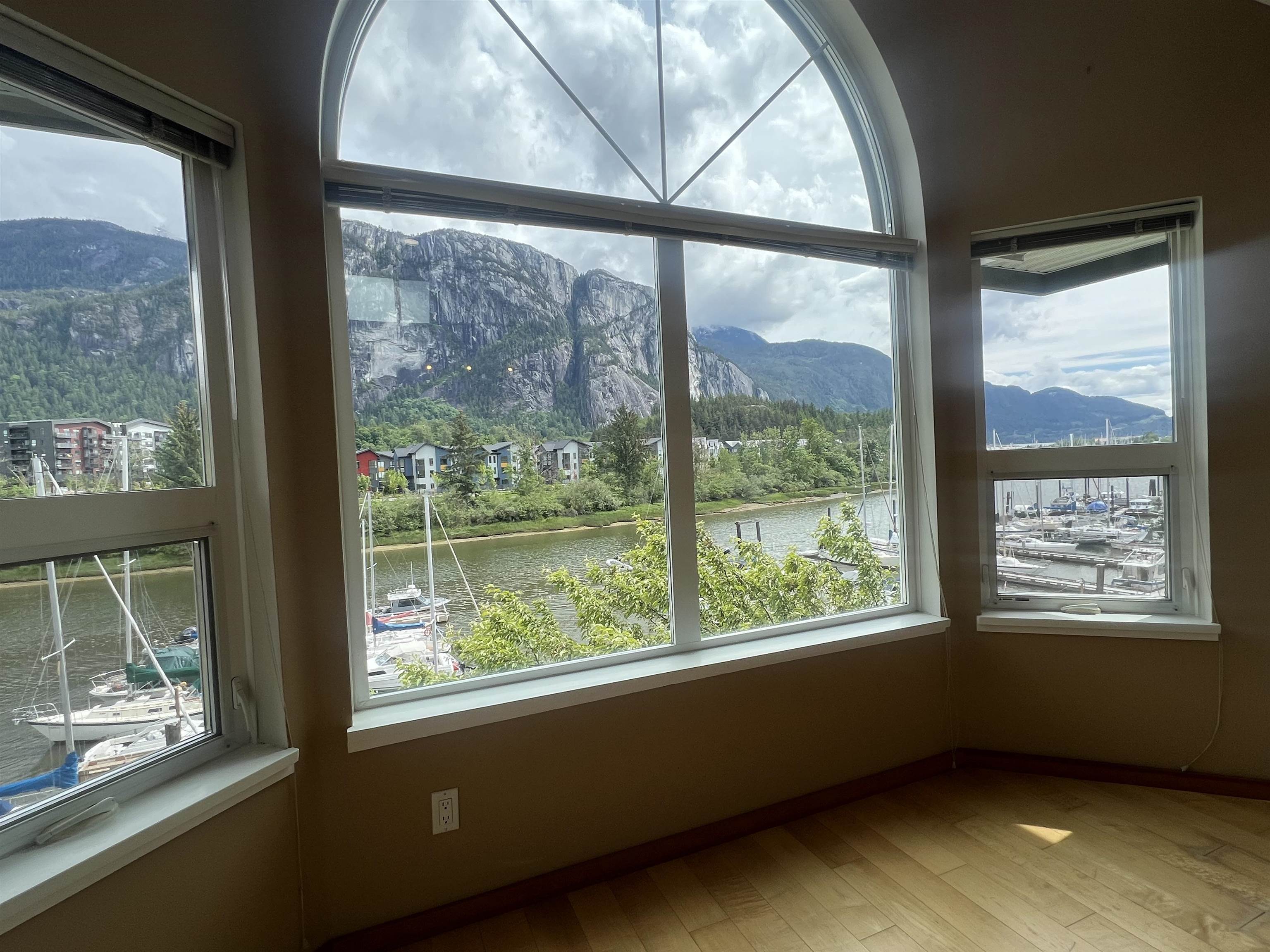 1468 Pemberton Avenue #305, Squamish, BC V8B 0K2