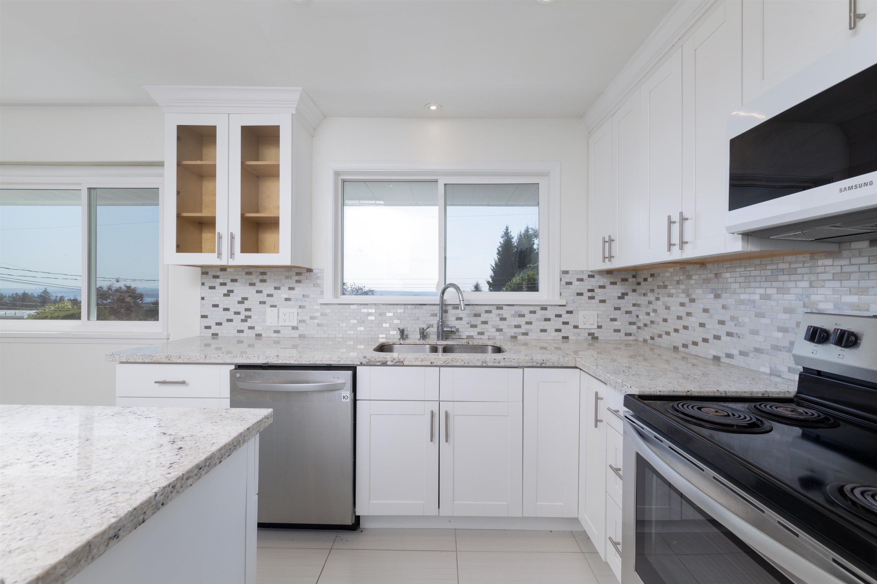 1895 Rosebery Avenue, West Vancouver, BC V7V 2Z5