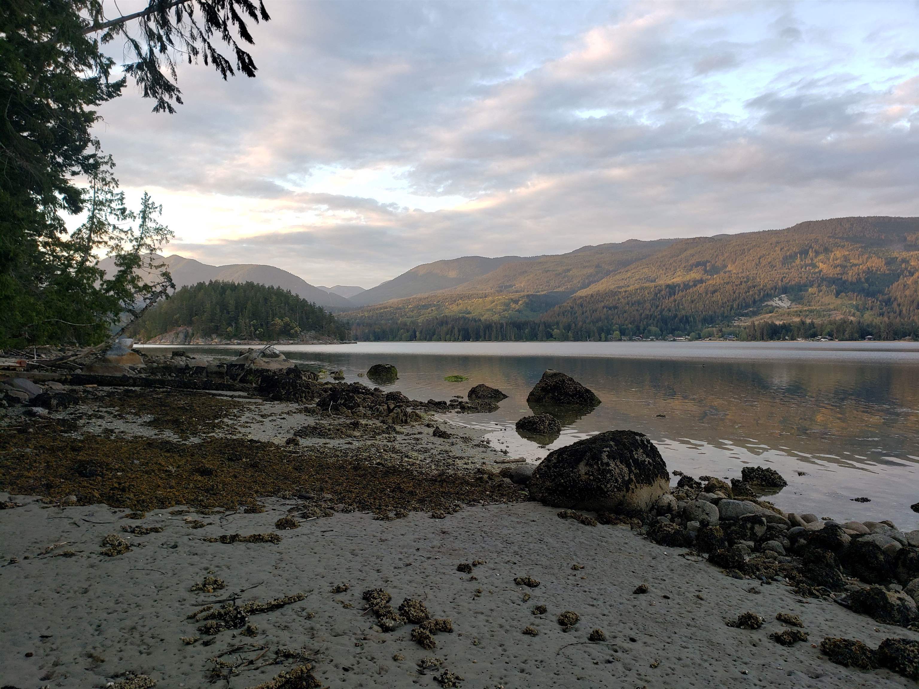 6035 Kingfisher Rd, Sechelt, BC V7Z 0R1
