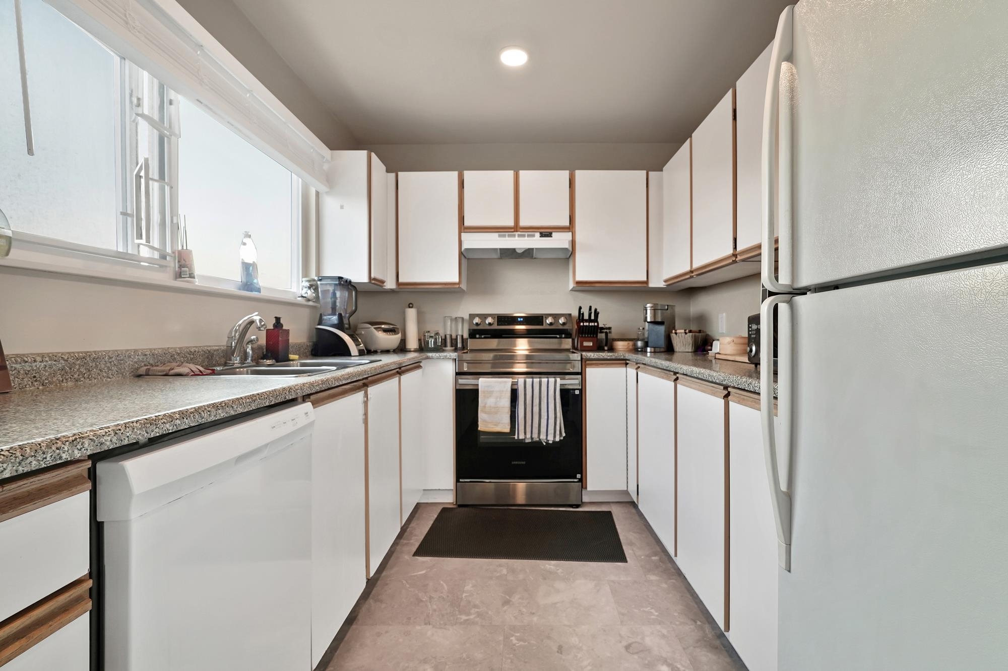 918 Roderick Avenue #201, Coquitlam, BC V3K 1R1